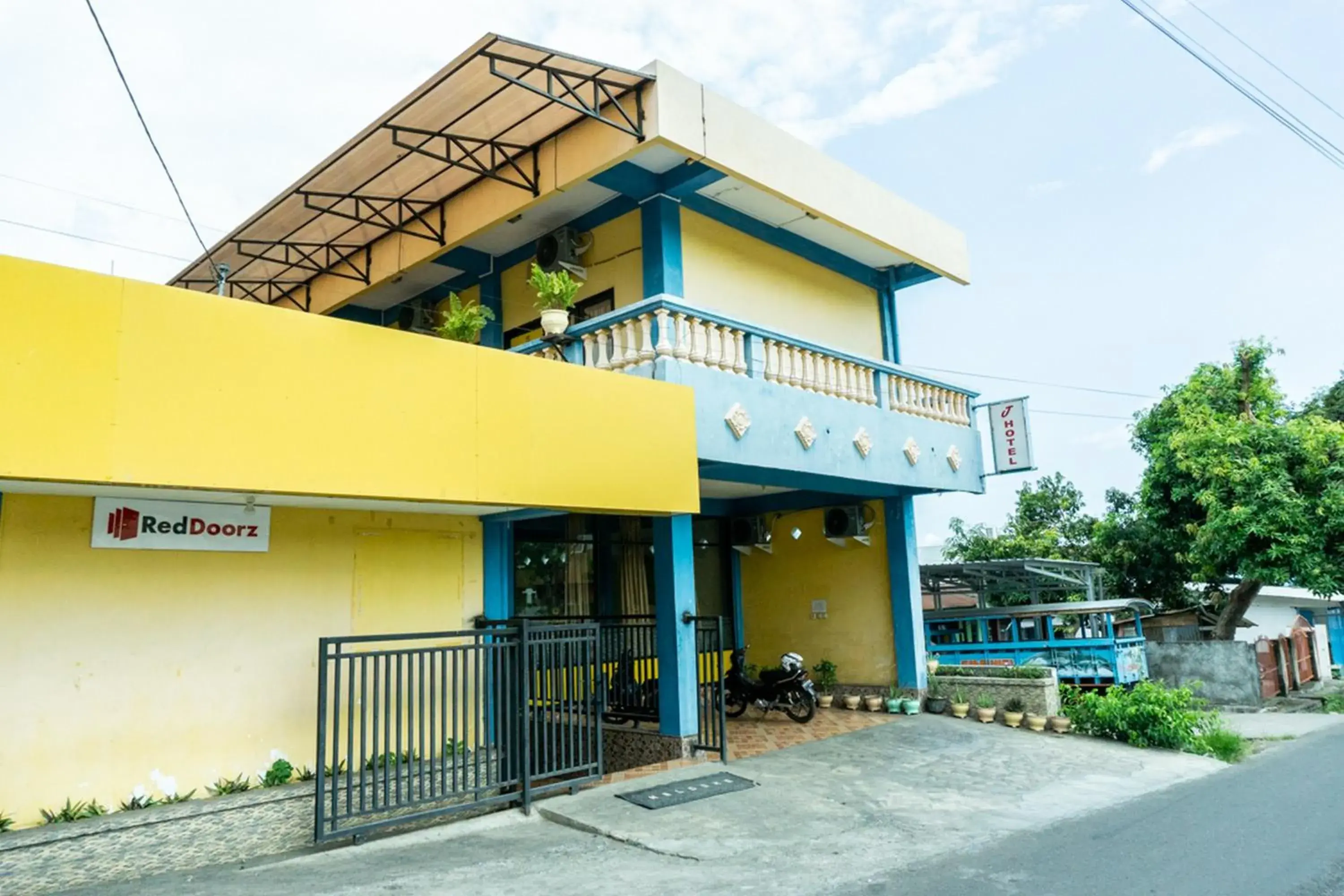 Property building in RedDoorz near H. Hasan Aroeboesman Airport Property building in RedDoorz near H. Hasan Aroeboesman Airport