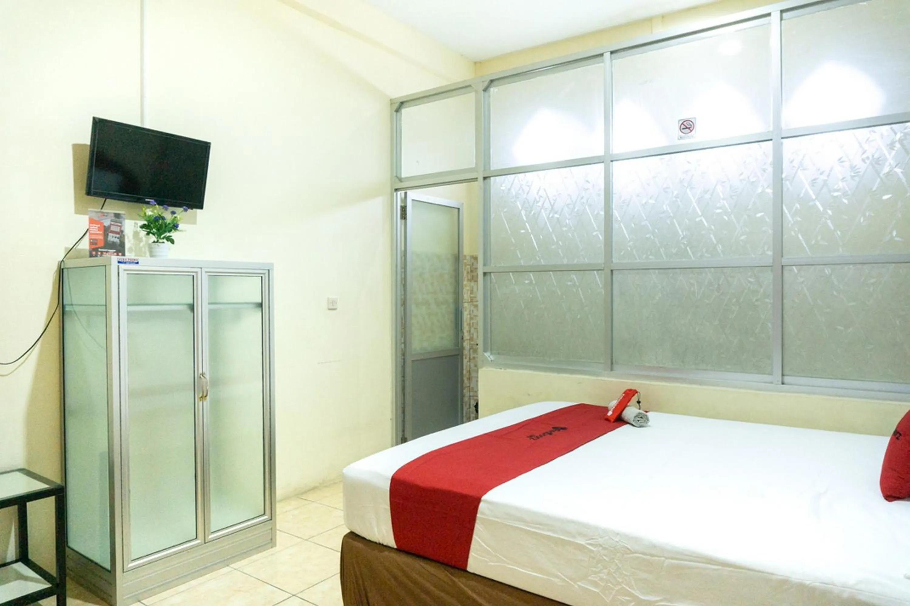Bedroom in RedDoorz near H. Hasan Aroeboesman Airport