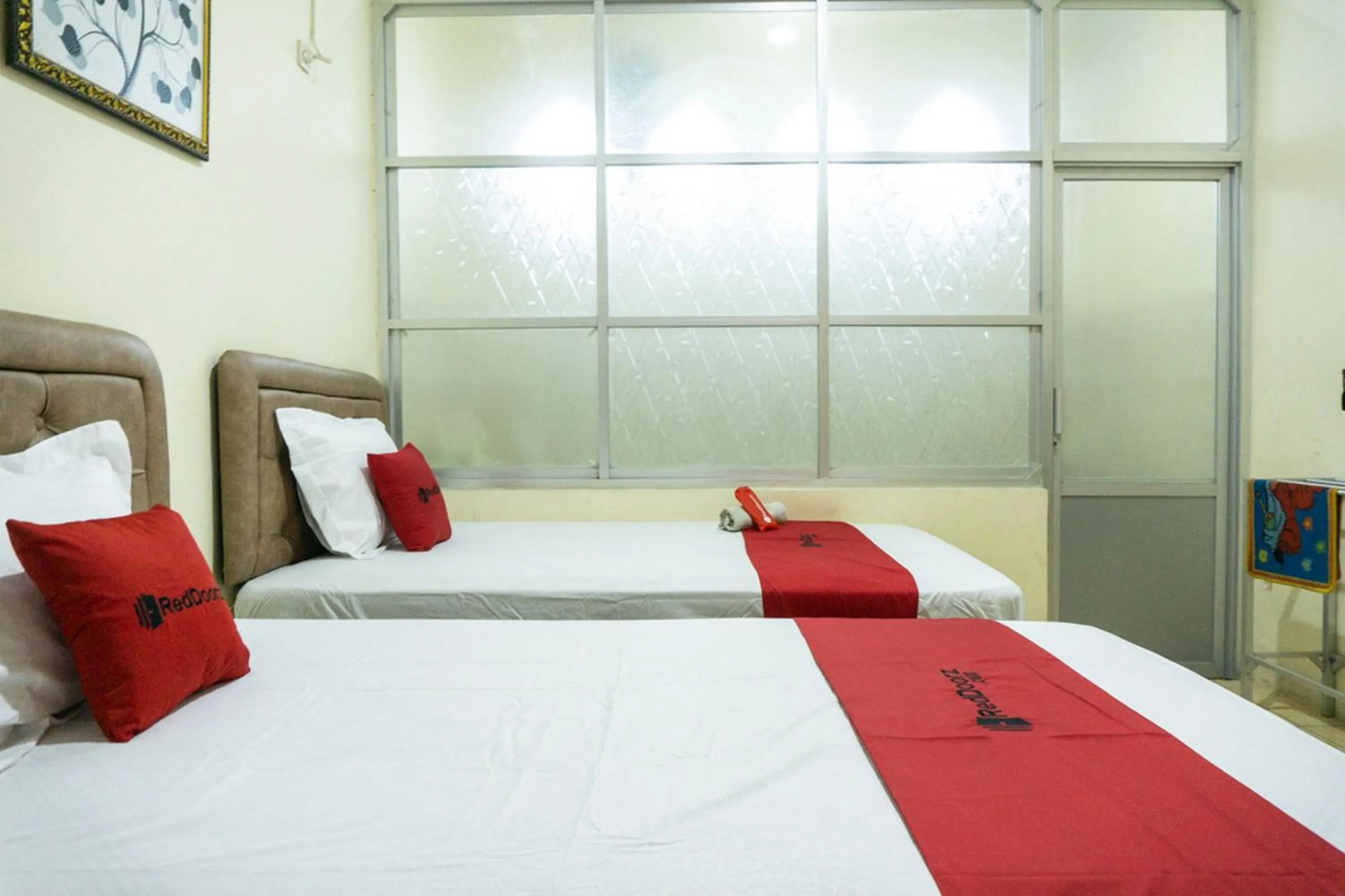 Bedroom in RedDoorz near H. Hasan Aroeboesman Airport
