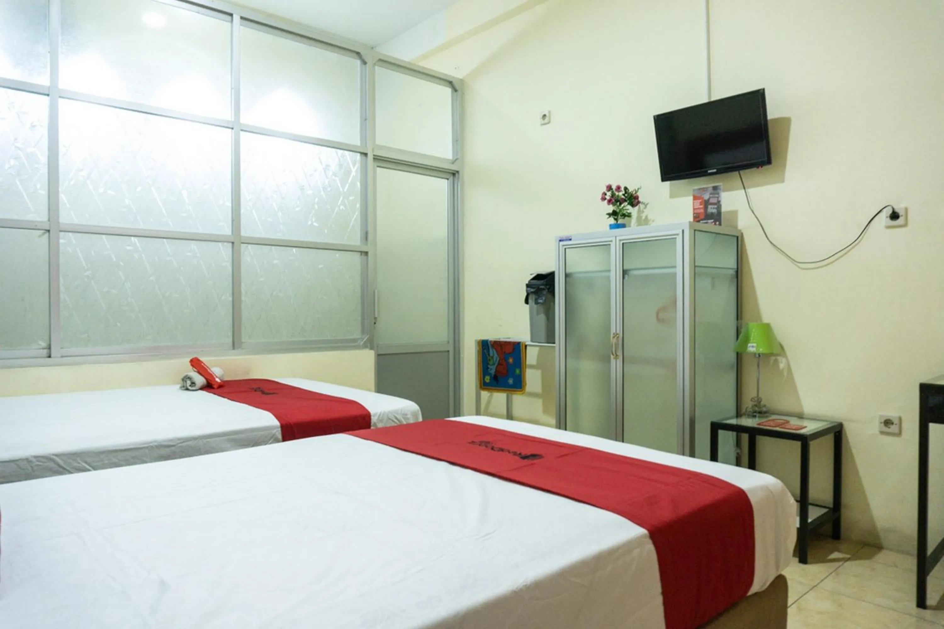 Bedroom in RedDoorz near H. Hasan Aroeboesman Airport