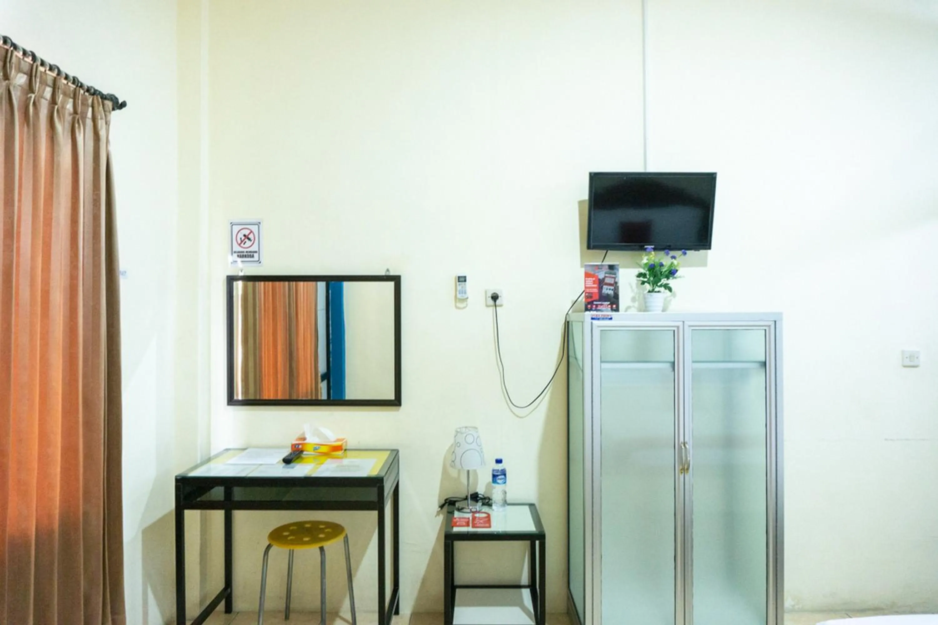 TV and multimedia in RedDoorz near H. Hasan Aroeboesman Airport