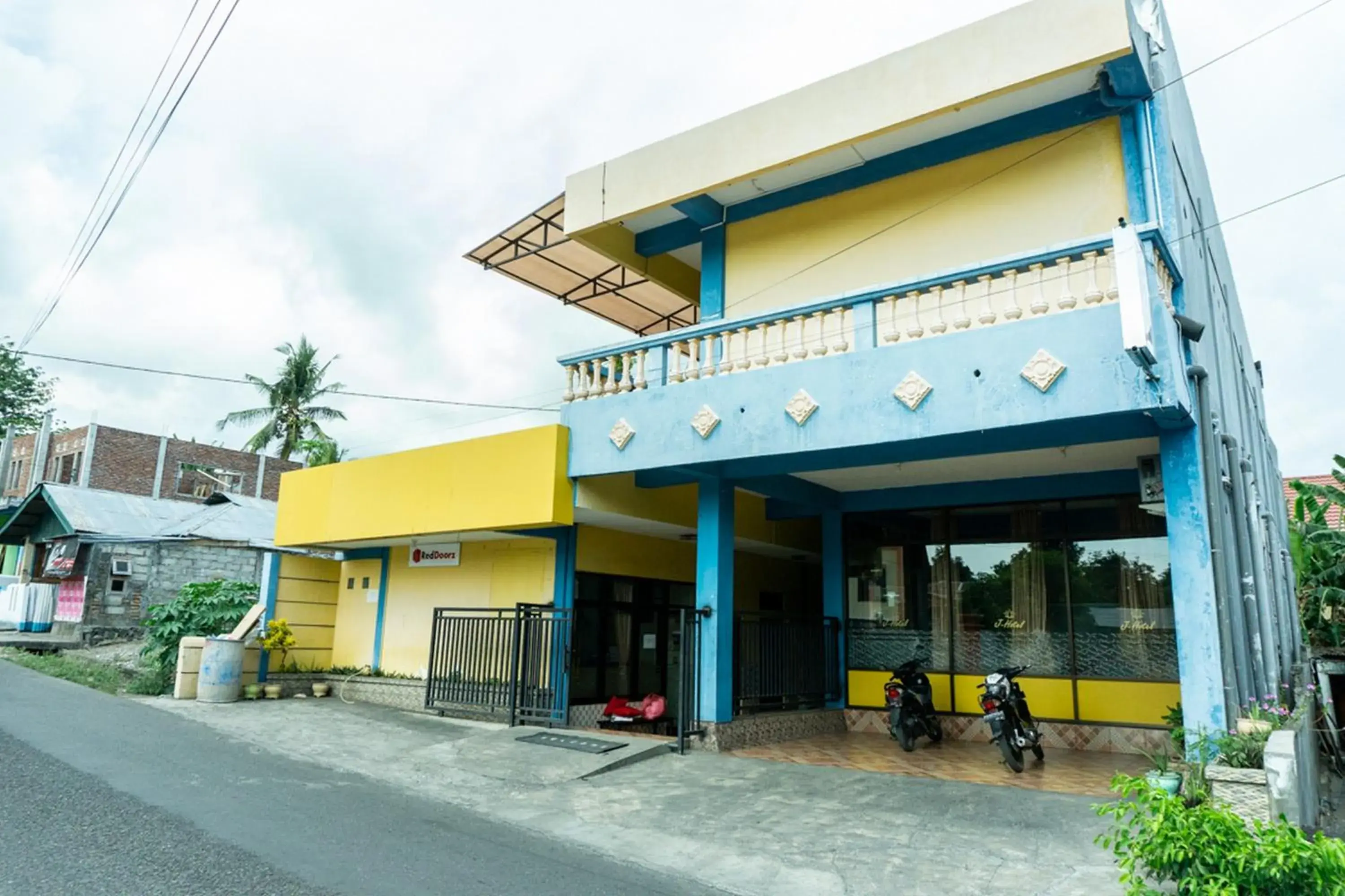 Facade/entrance in RedDoorz near H. Hasan Aroeboesman Airport Facade/entrance in RedDoorz near H. Hasan Aroeboesman Airport