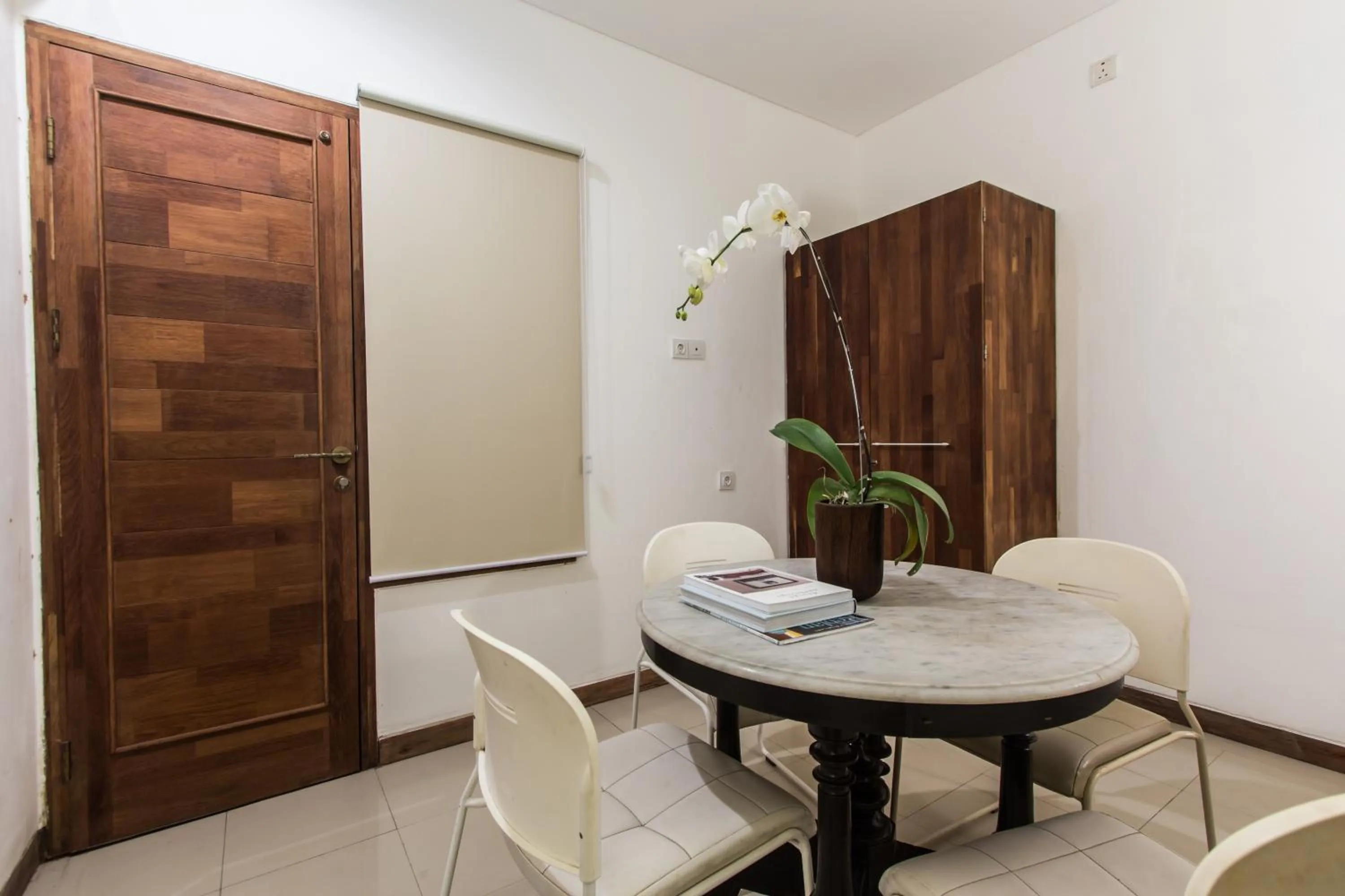 Library in Kuta Legian Villa by Kamara