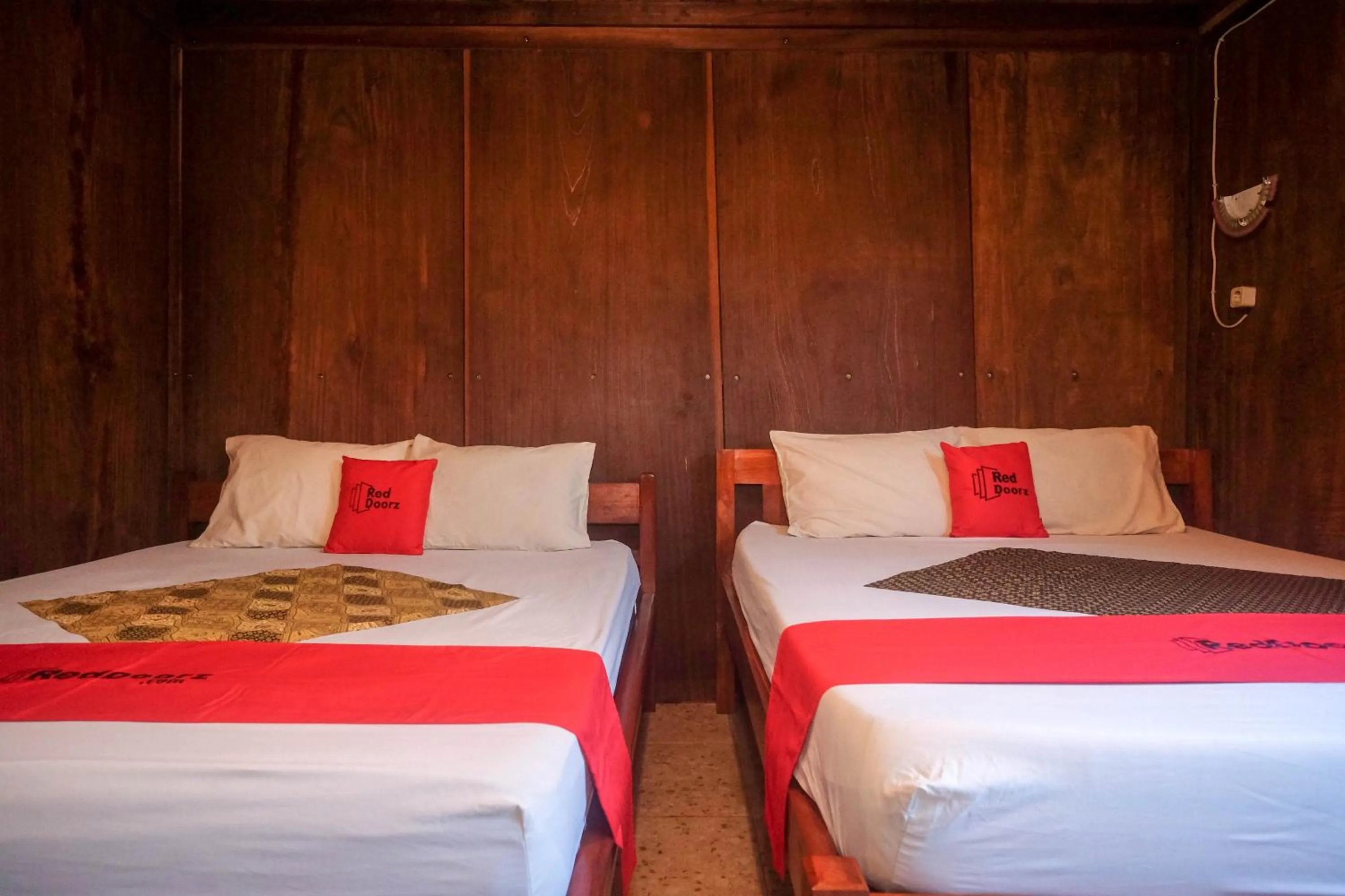 Bedroom, Bed in RedDoorz at Omah Kayu Homestay Yogyakarta