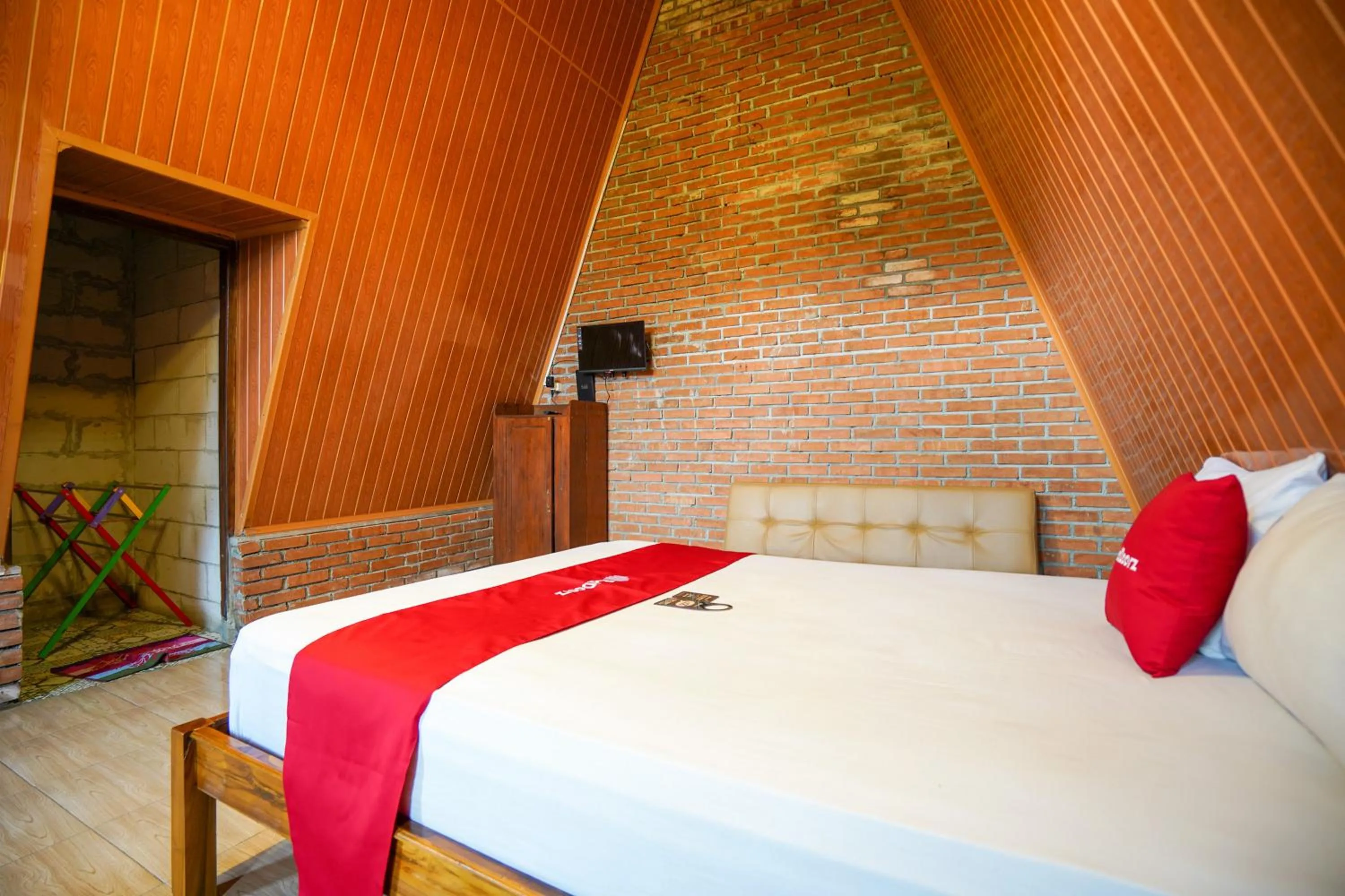 Bedroom, Bed in RedDoorz at Omah Kayu Homestay Yogyakarta