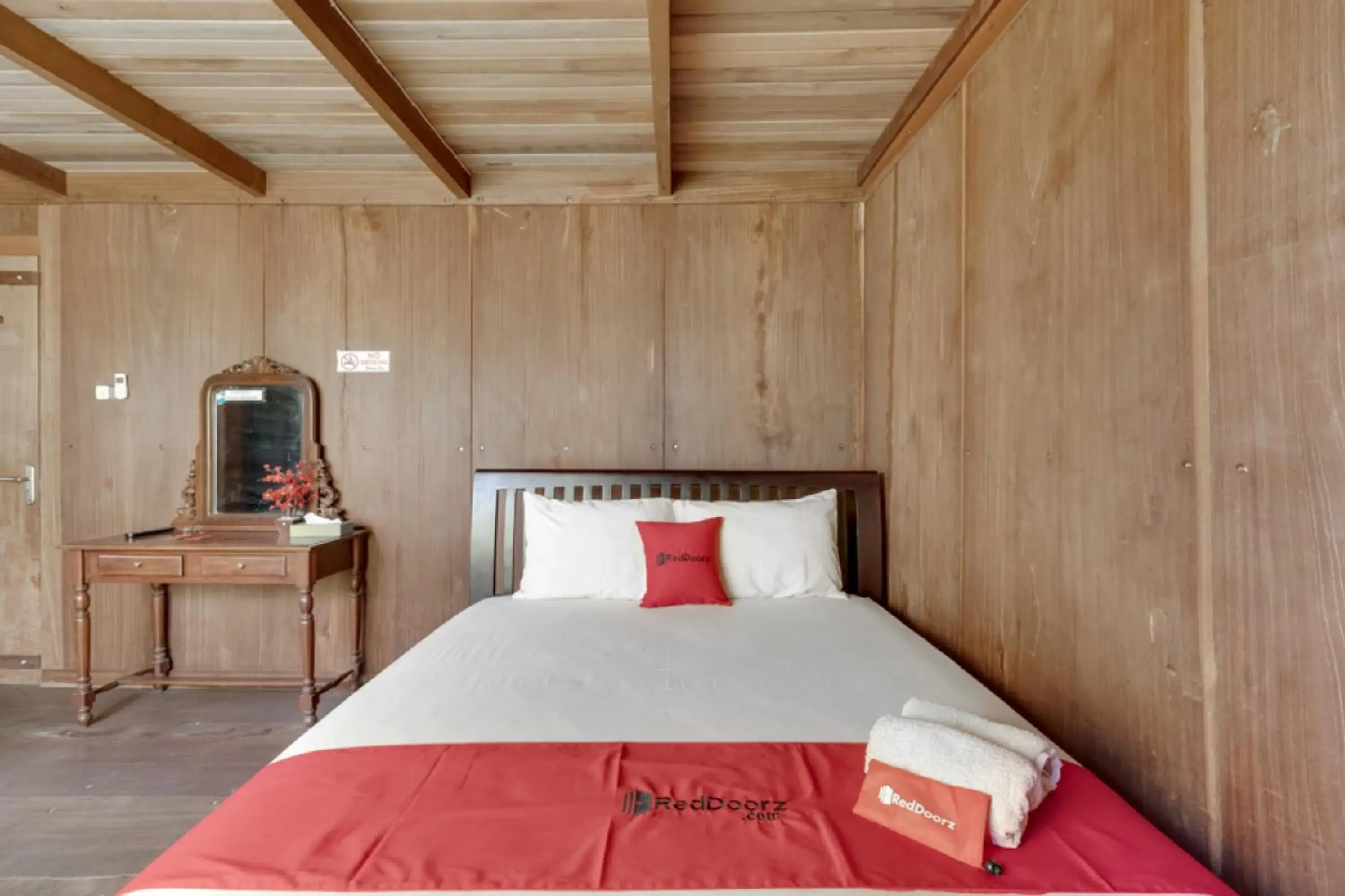 Deluxe Double Room in RedDoorz at Omah Kayu Homestay Yogyakarta Deluxe Double Room in RedDoorz at Omah Kayu Homestay Yogyakarta