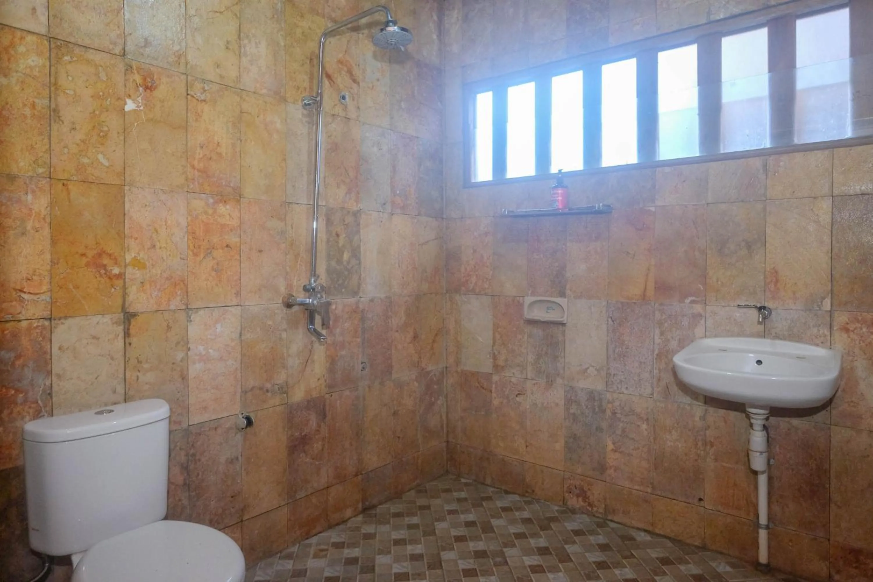 Bathroom in RedDoorz at Omah Kayu Homestay Yogyakarta