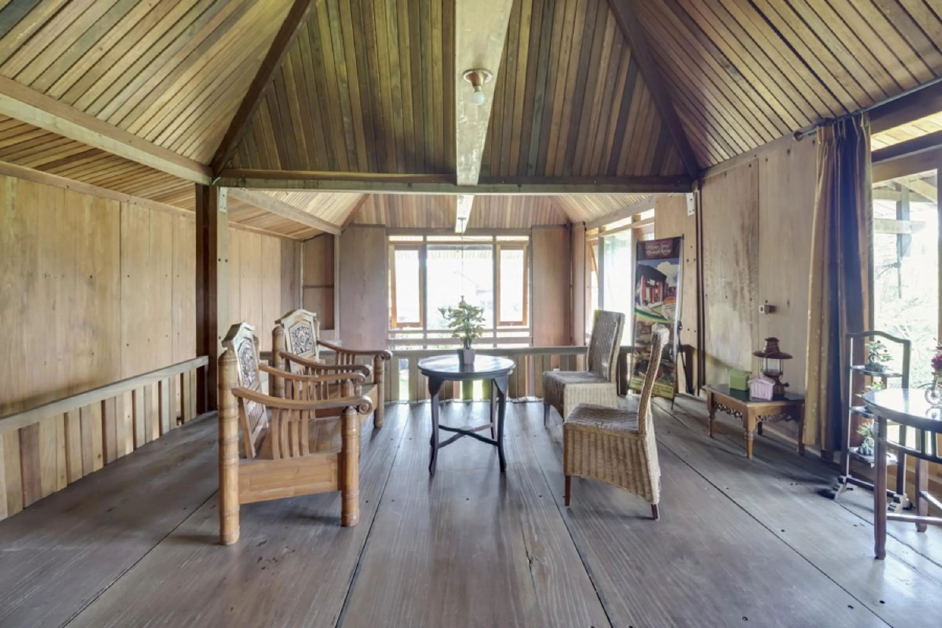 Living room in RedDoorz at Omah Kayu Homestay Yogyakarta