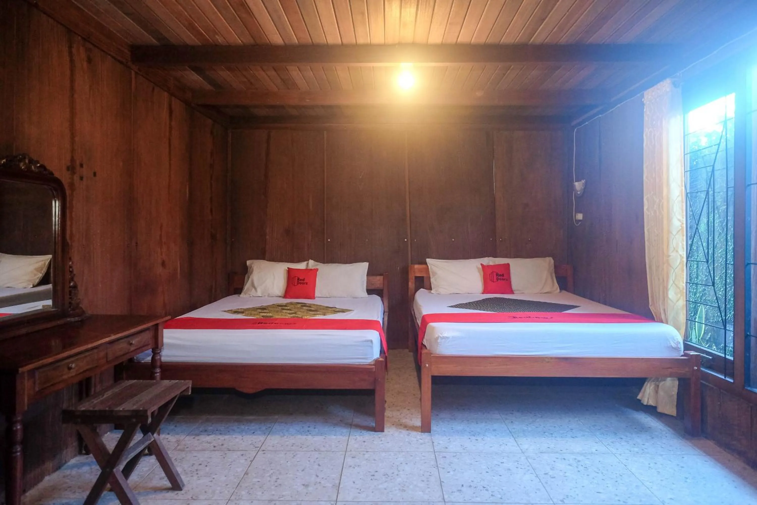 Bedroom, Bed in RedDoorz at Omah Kayu Homestay Yogyakarta