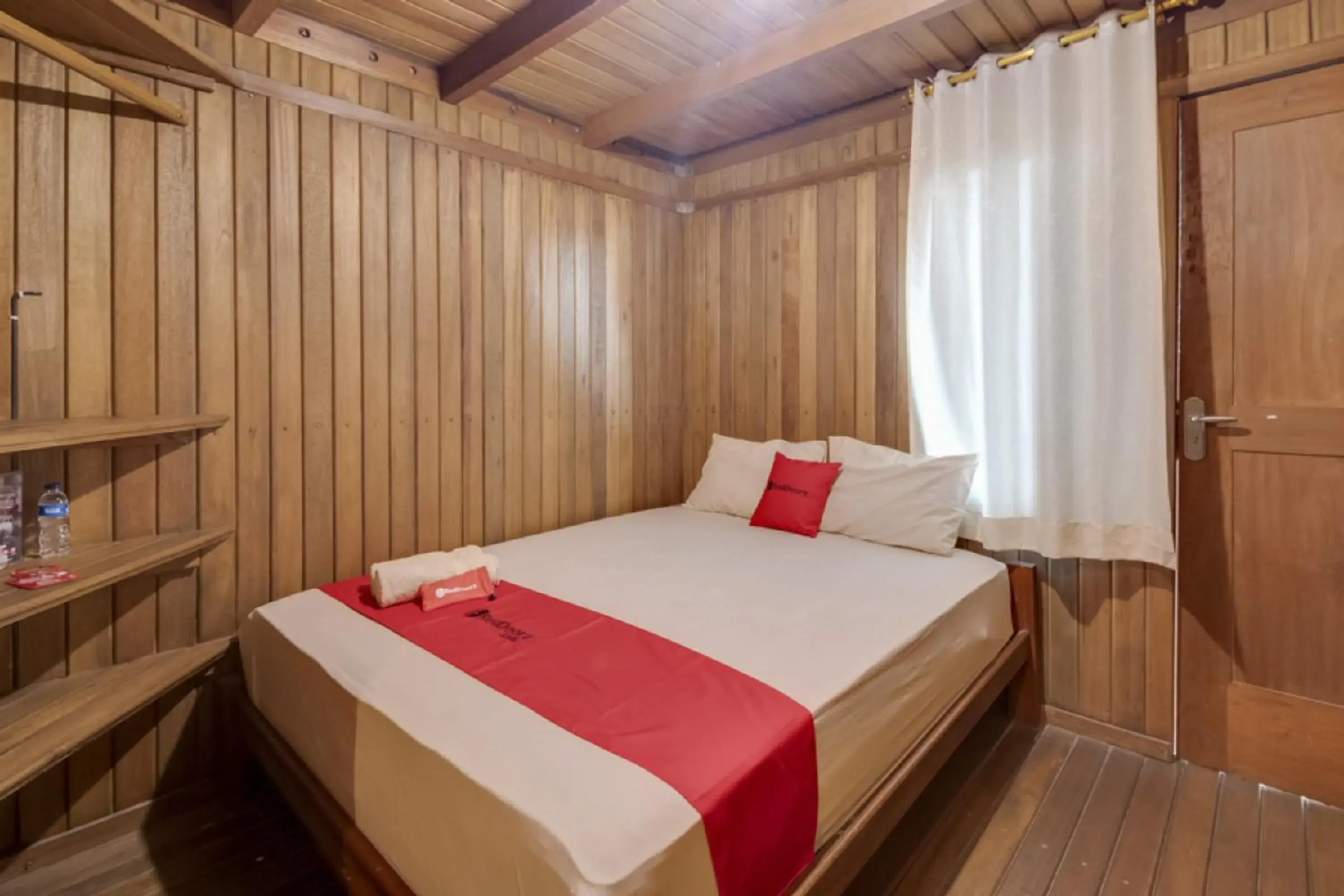 Standard Double Room in RedDoorz at Omah Kayu Homestay Yogyakarta Standard Double Room in RedDoorz at Omah Kayu Homestay Yogyakarta