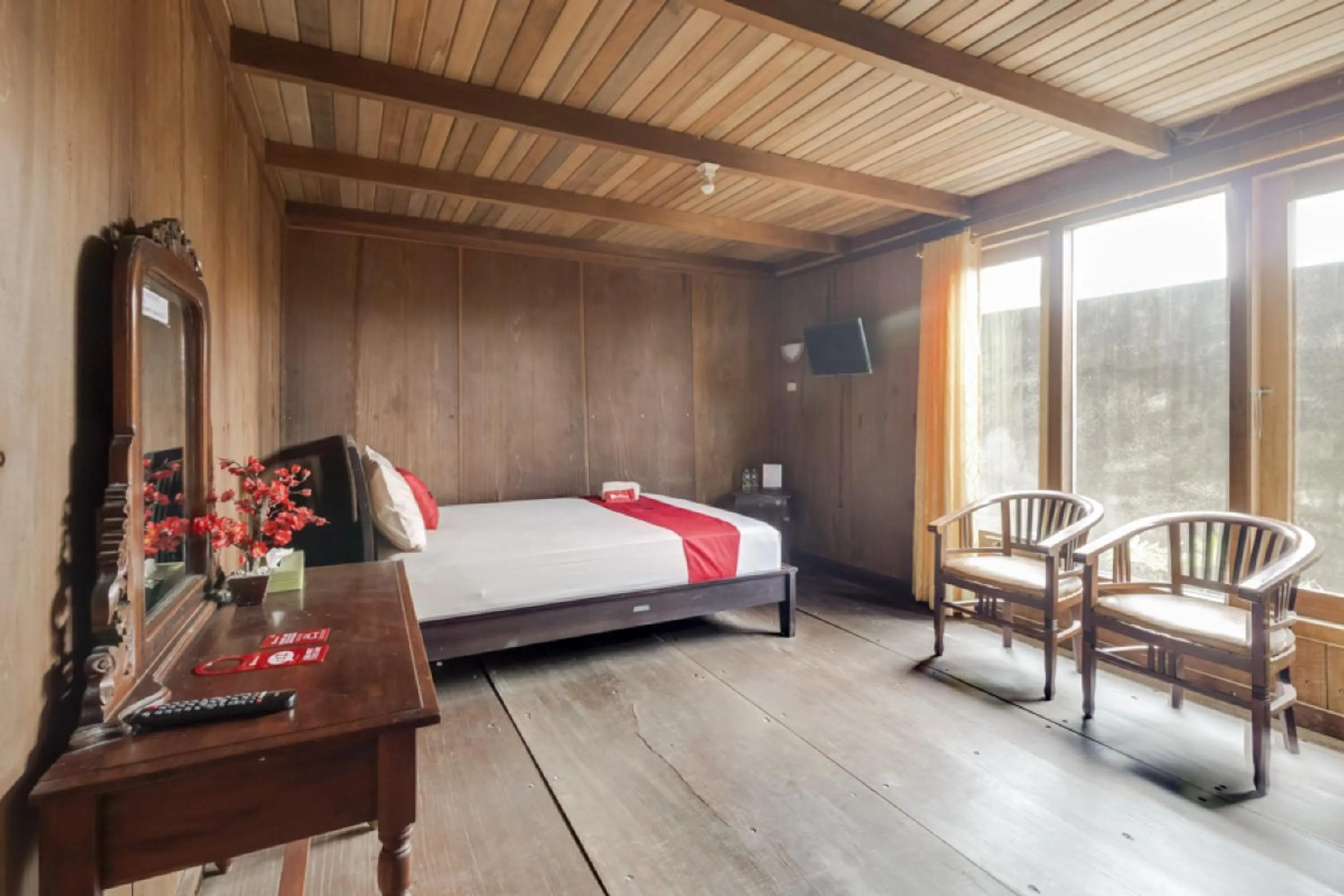 Bedroom, Bed in RedDoorz at Omah Kayu Homestay Yogyakarta