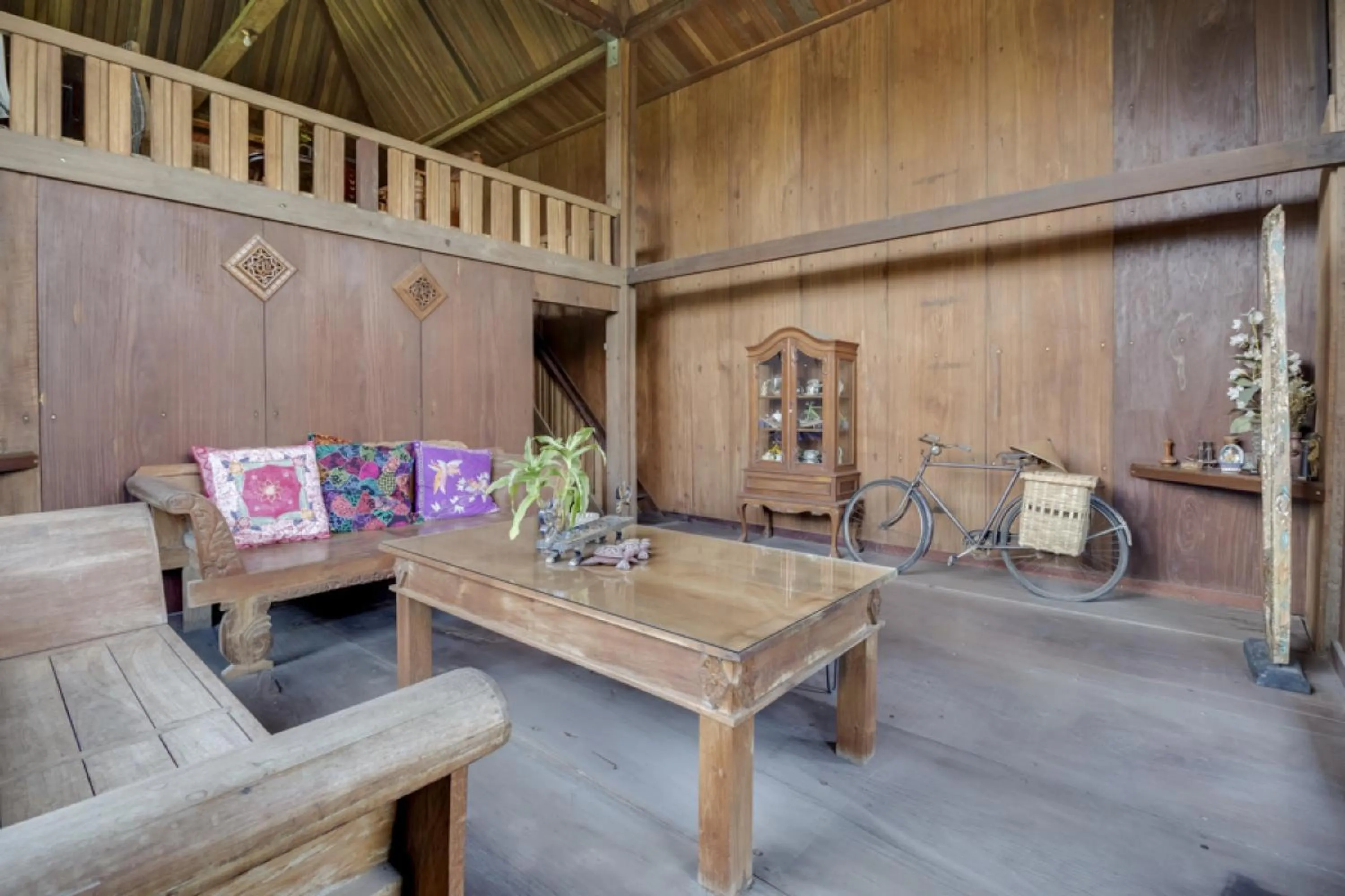 Living room in RedDoorz at Omah Kayu Homestay Yogyakarta