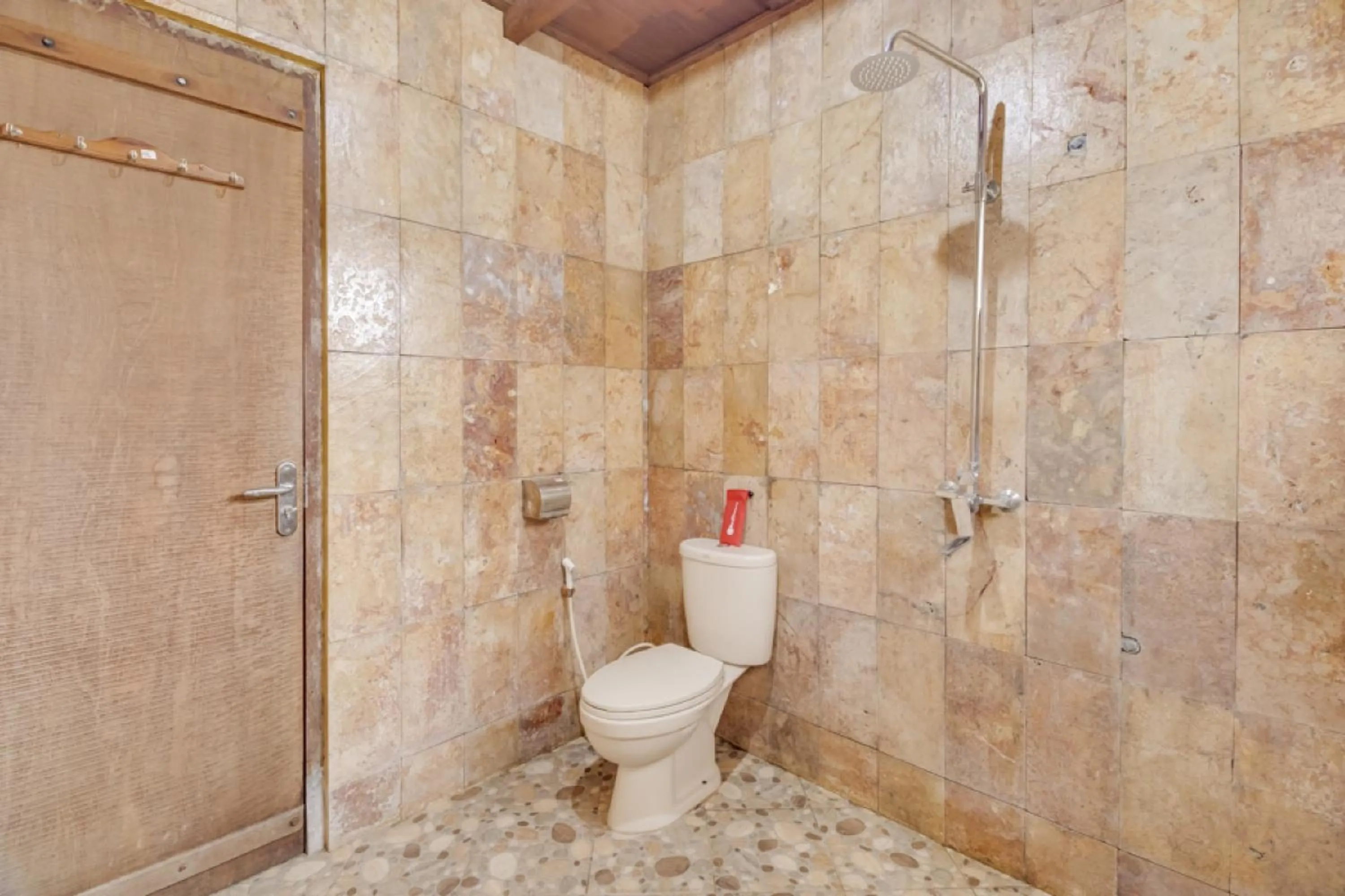 Bathroom in RedDoorz at Omah Kayu Homestay Yogyakarta