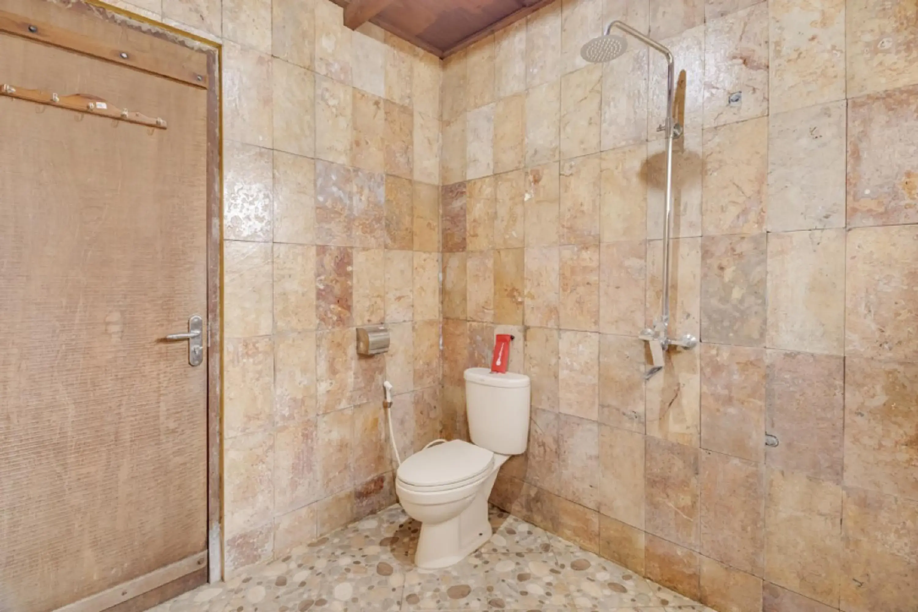 Deluxe Double Room in RedDoorz at Omah Kayu Homestay Yogyakarta Deluxe Double Room in RedDoorz at Omah Kayu Homestay Yogyakarta