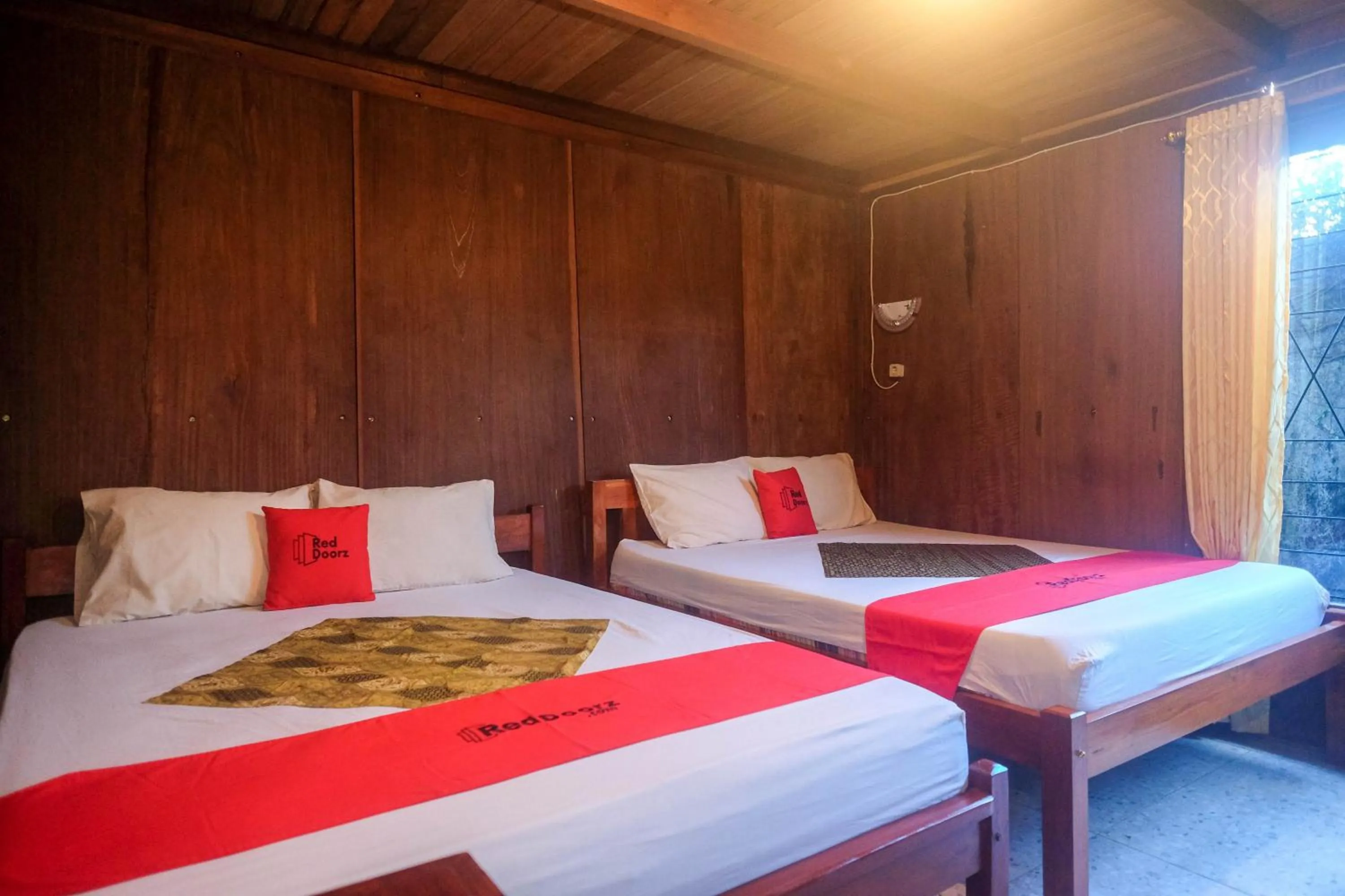 Bedroom, Bed in RedDoorz at Omah Kayu Homestay Yogyakarta