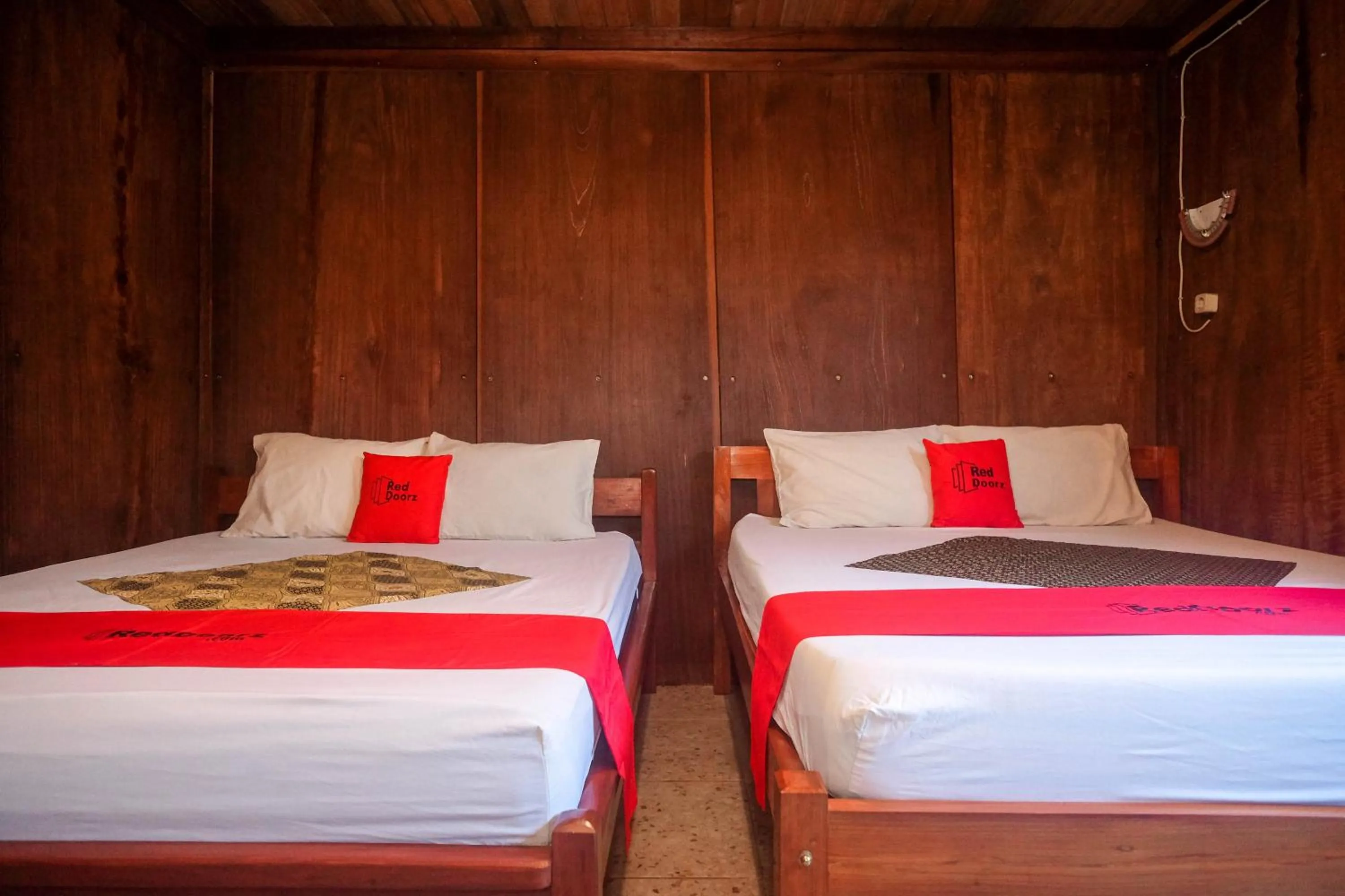 Bedroom, Bed in RedDoorz at Omah Kayu Homestay Yogyakarta