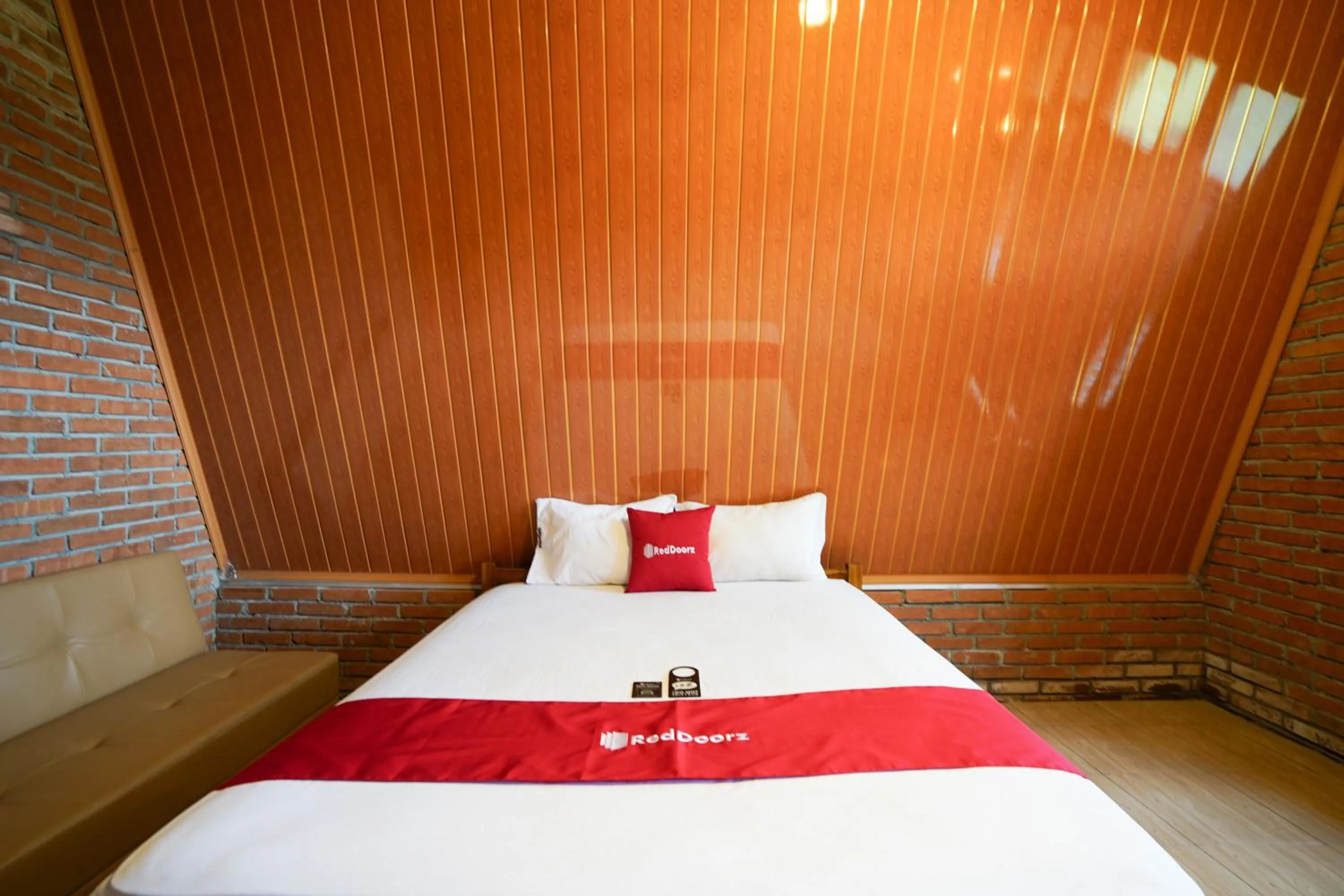 Bedroom, Bed in RedDoorz at Omah Kayu Homestay Yogyakarta