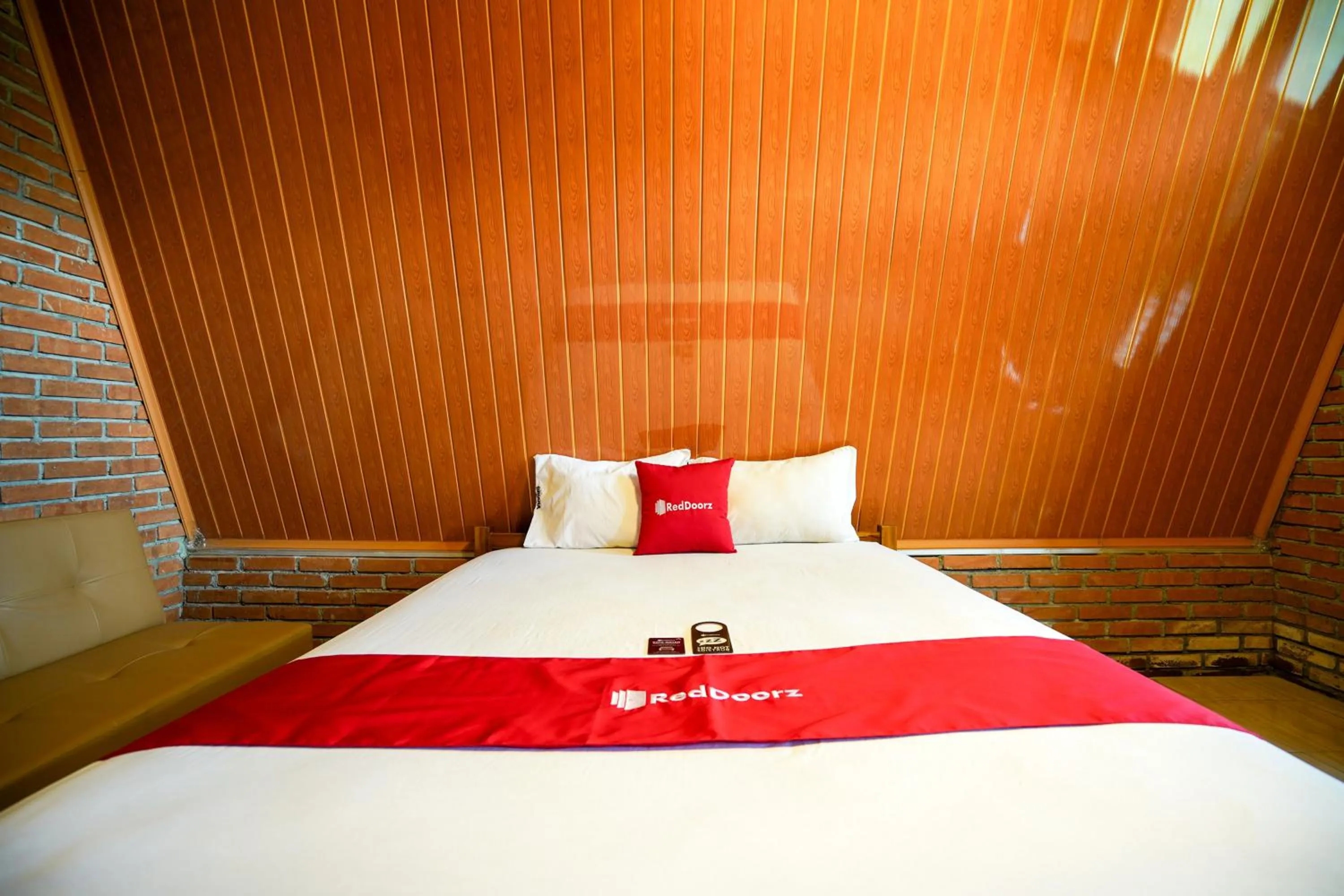 Bedroom, Bed in RedDoorz at Omah Kayu Homestay Yogyakarta