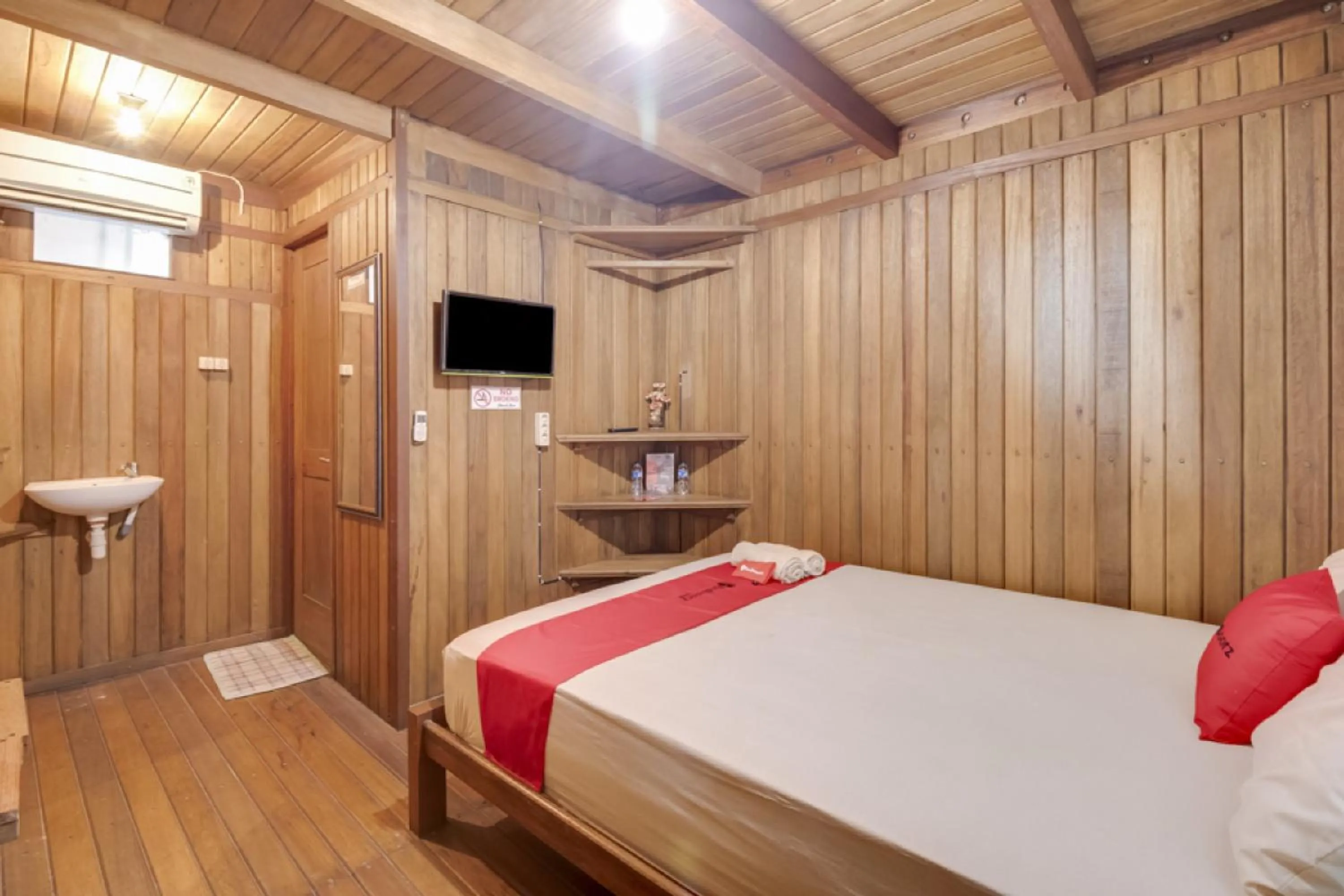 Bedroom, Bed in RedDoorz at Omah Kayu Homestay Yogyakarta