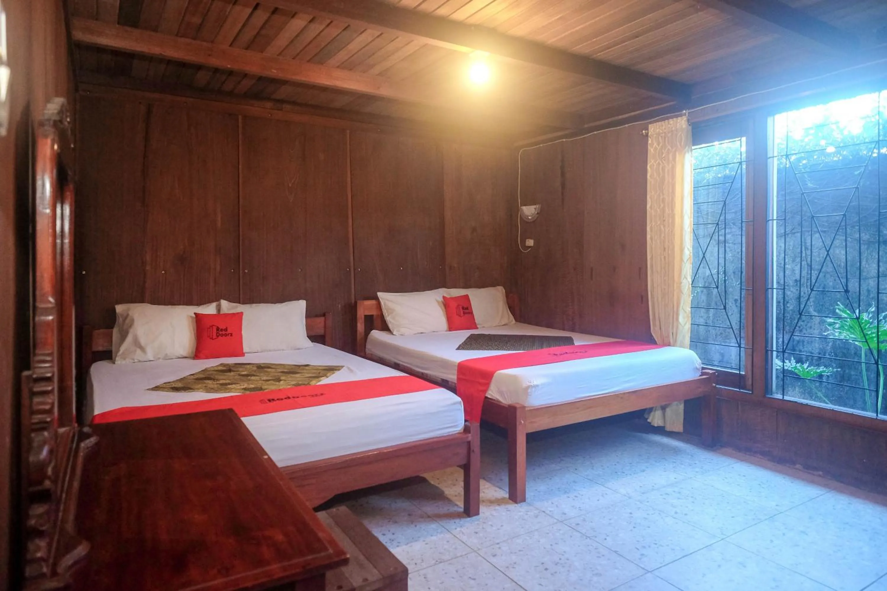 Bedroom, Bed in RedDoorz at Omah Kayu Homestay Yogyakarta