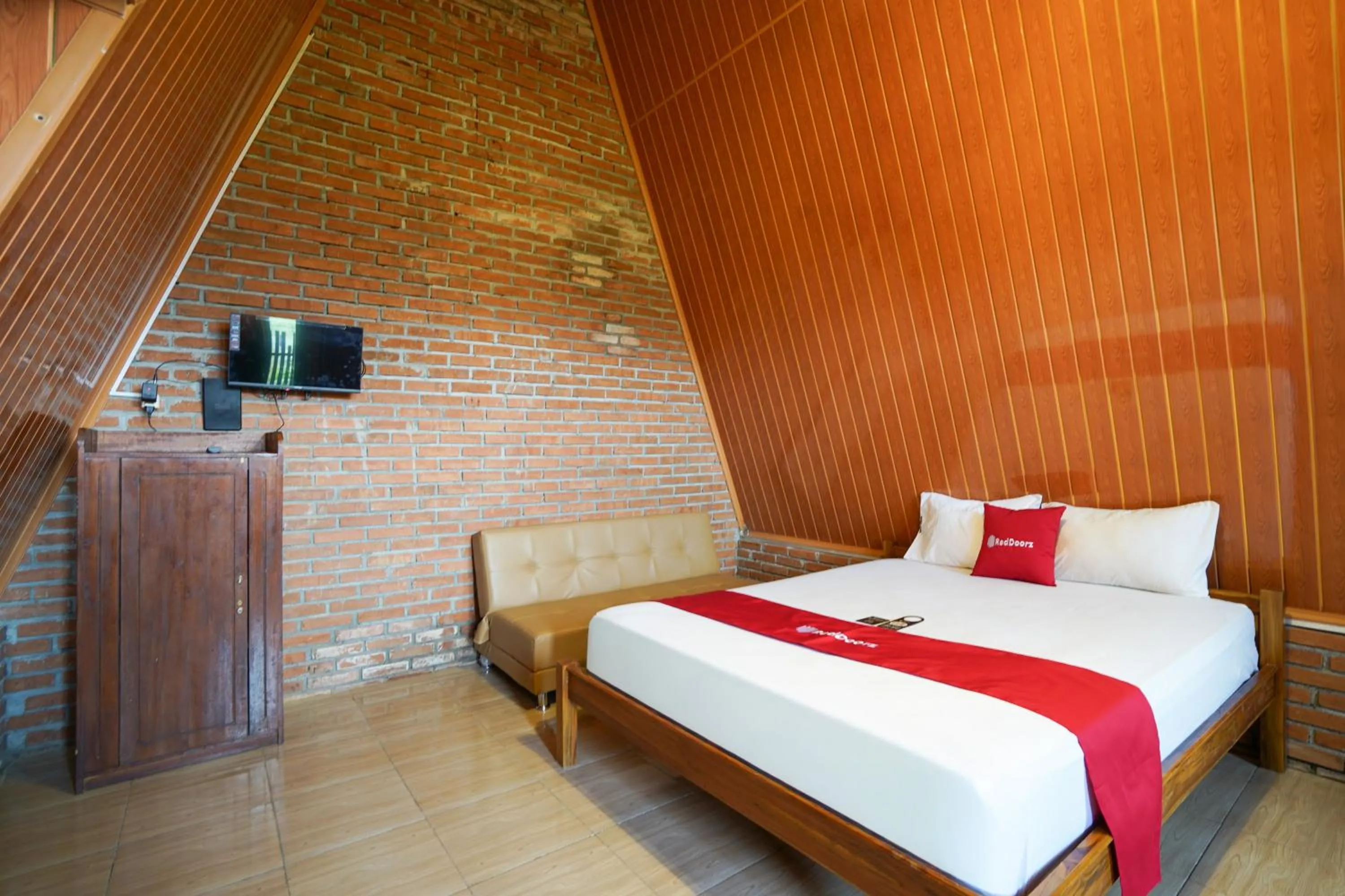 Bedroom, Bed in RedDoorz at Omah Kayu Homestay Yogyakarta
