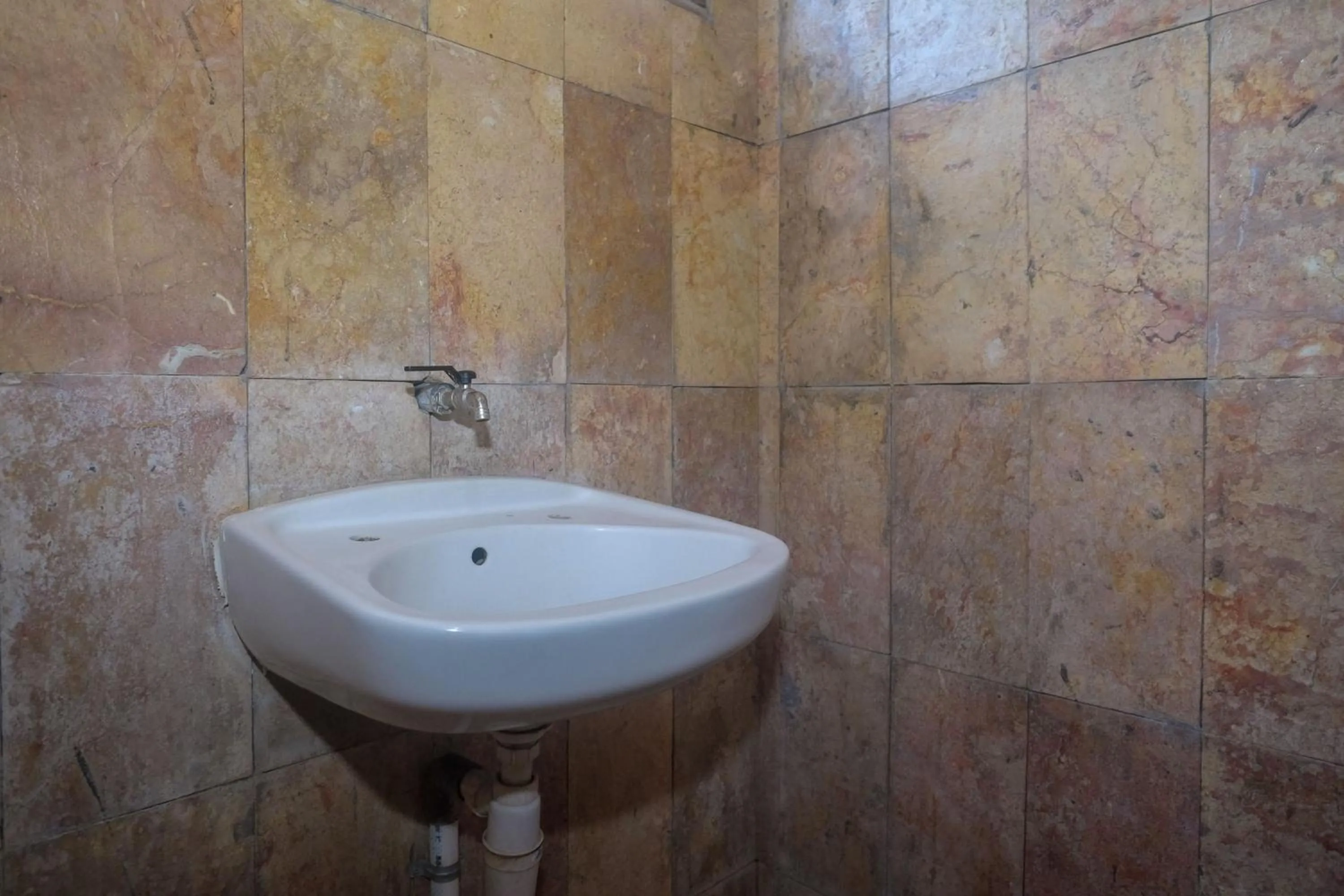 Bathroom in RedDoorz at Omah Kayu Homestay Yogyakarta