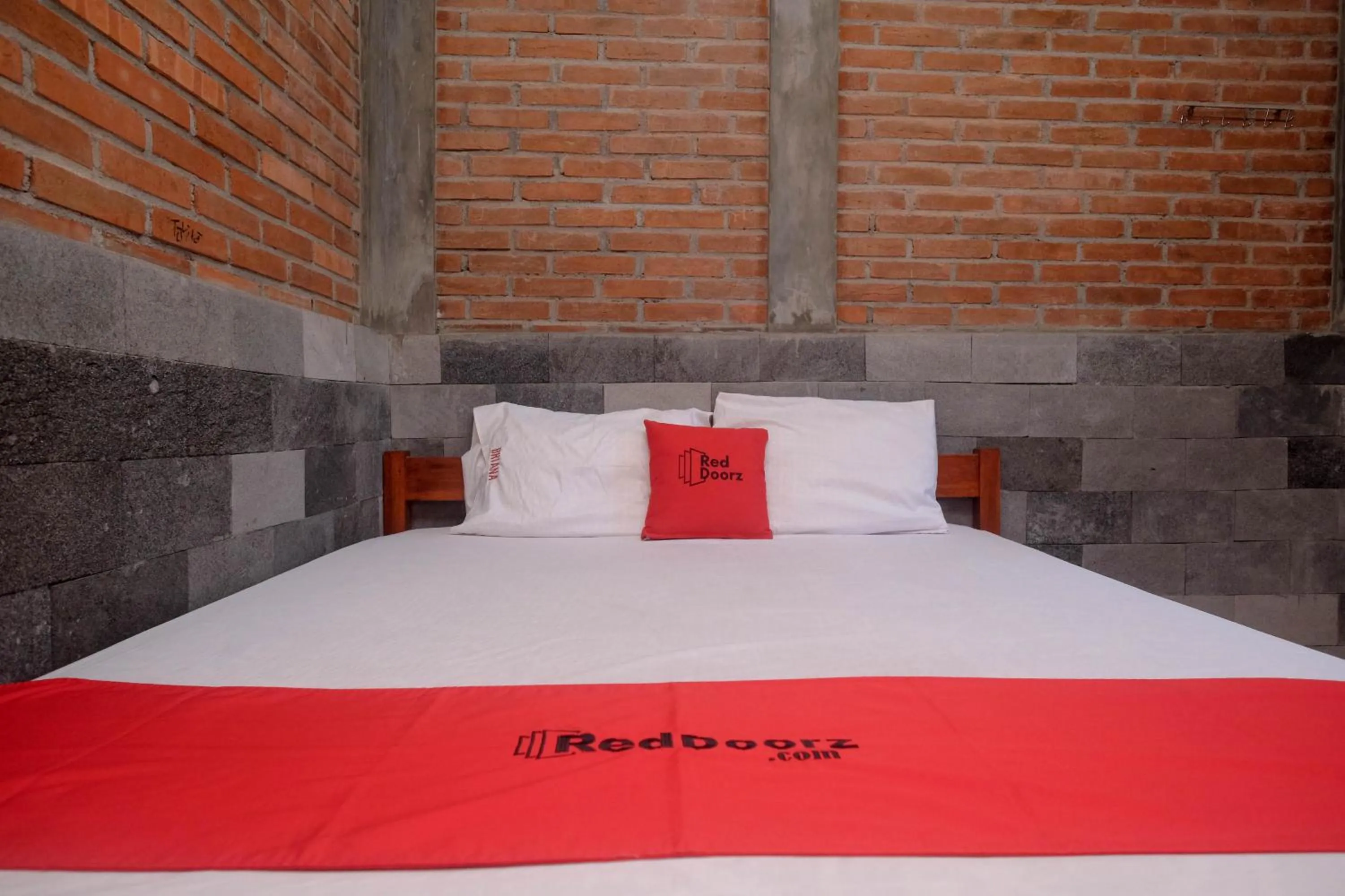 Bedroom, Bed in RedDoorz at Omah Kayu Homestay Yogyakarta