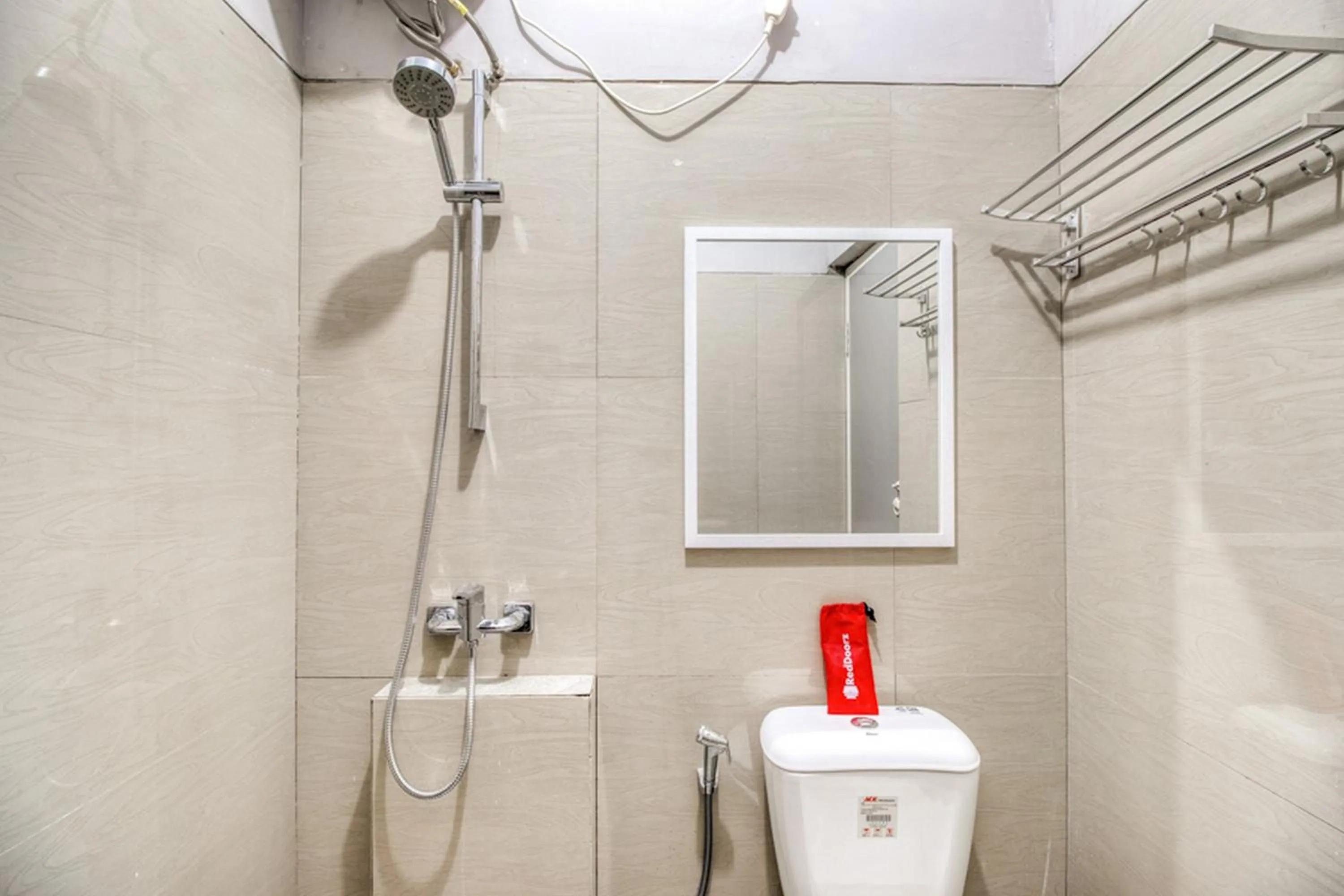 Bathroom in RedDoorz near Malioboro Tugu Station Jogja 2