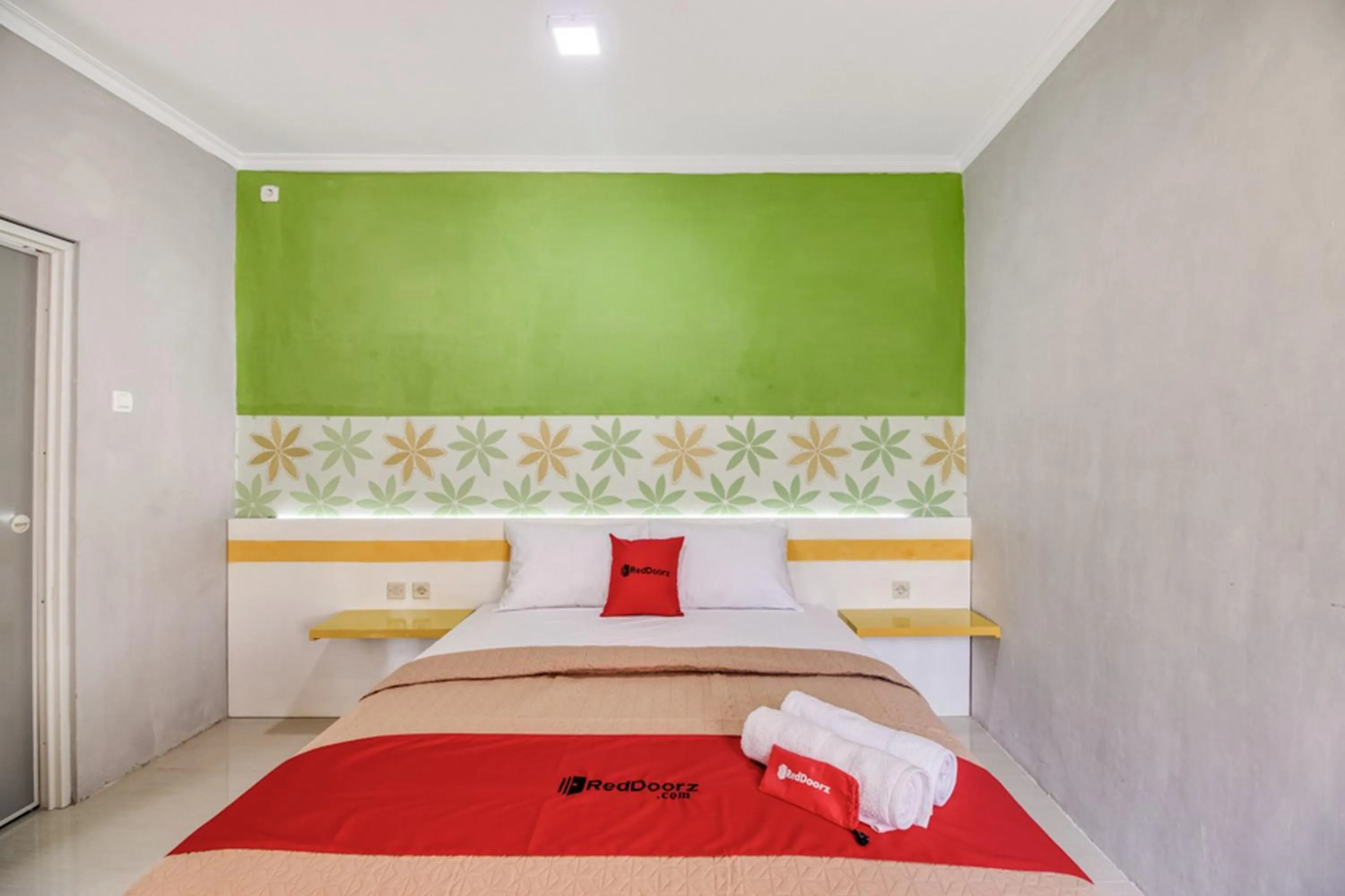 Bed in RedDoorz near Malioboro Tugu Station Jogja 2