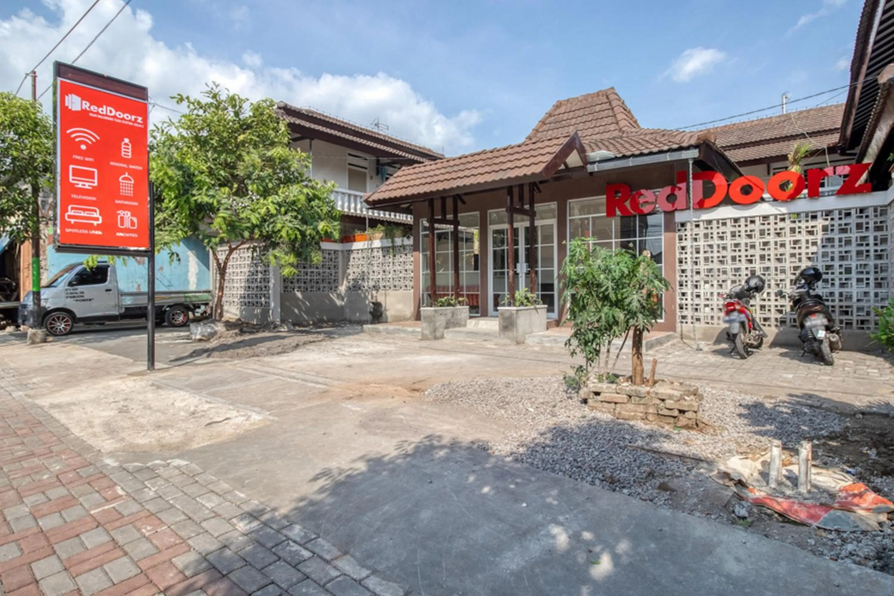 Property building in RedDoorz near Malioboro Tugu Station Jogja 2