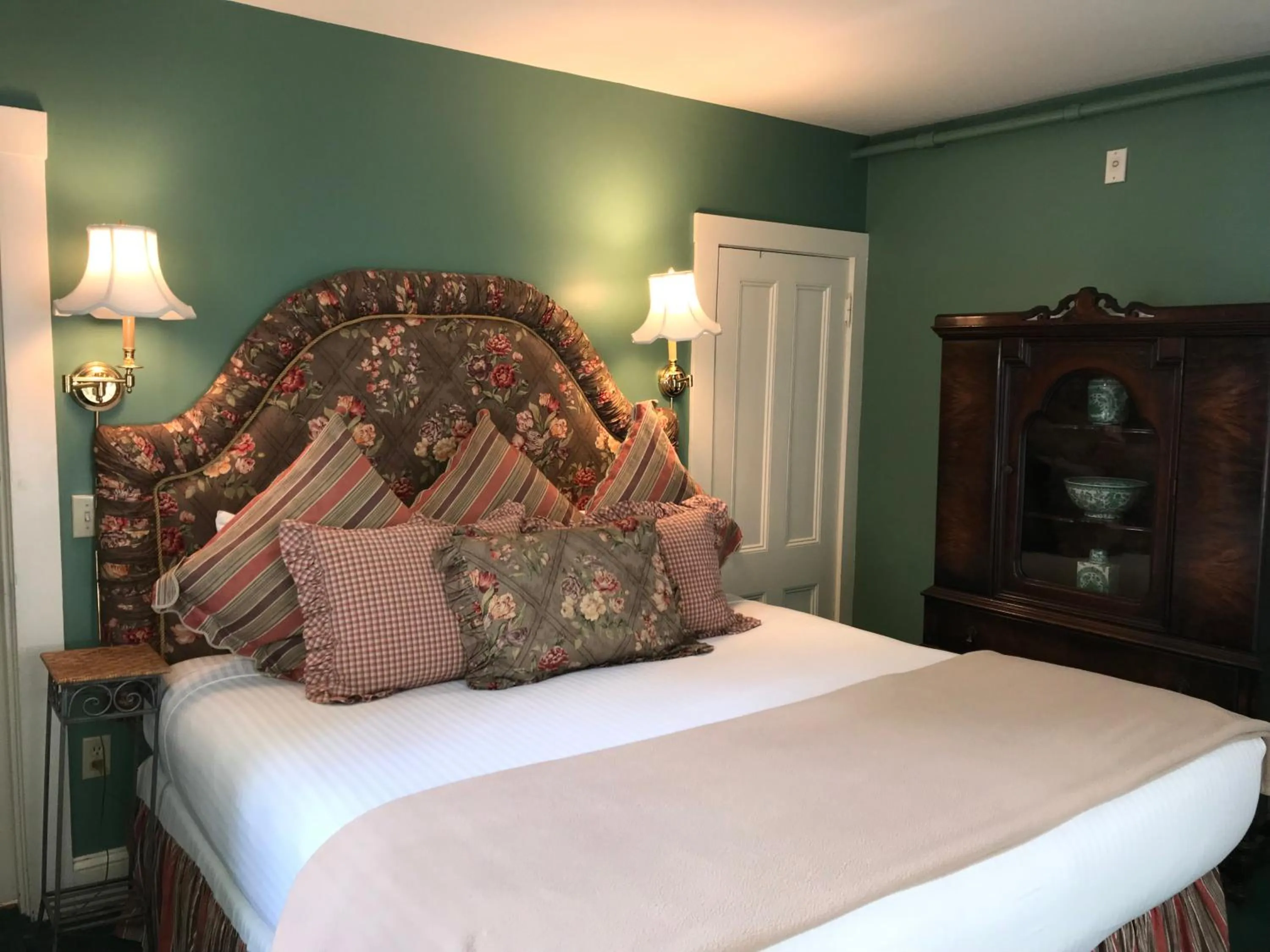 Bed in Cleveland House Inn