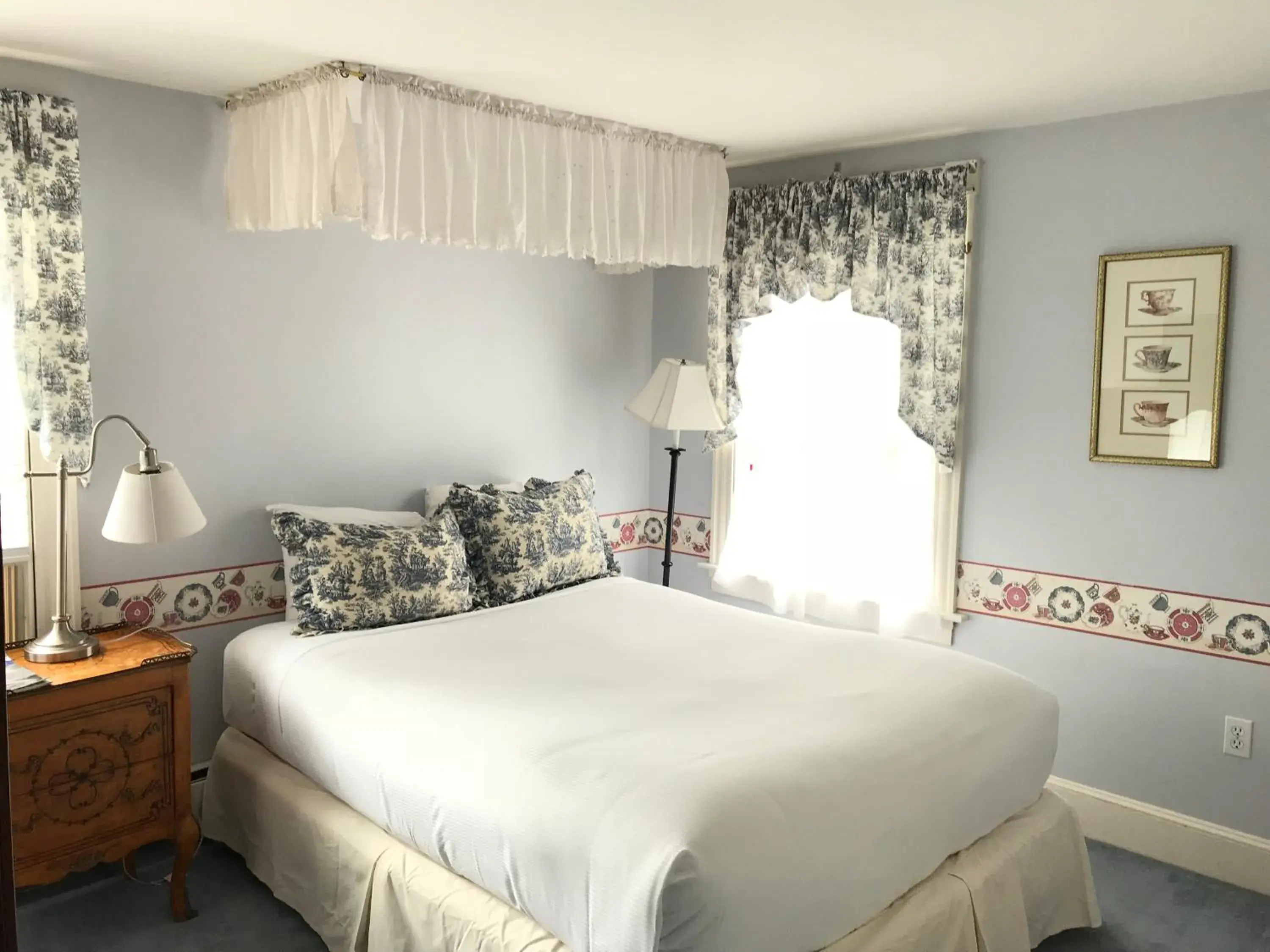 Deluxe Queen Room in Cleveland House Inn Deluxe Queen Room in Cleveland House Inn