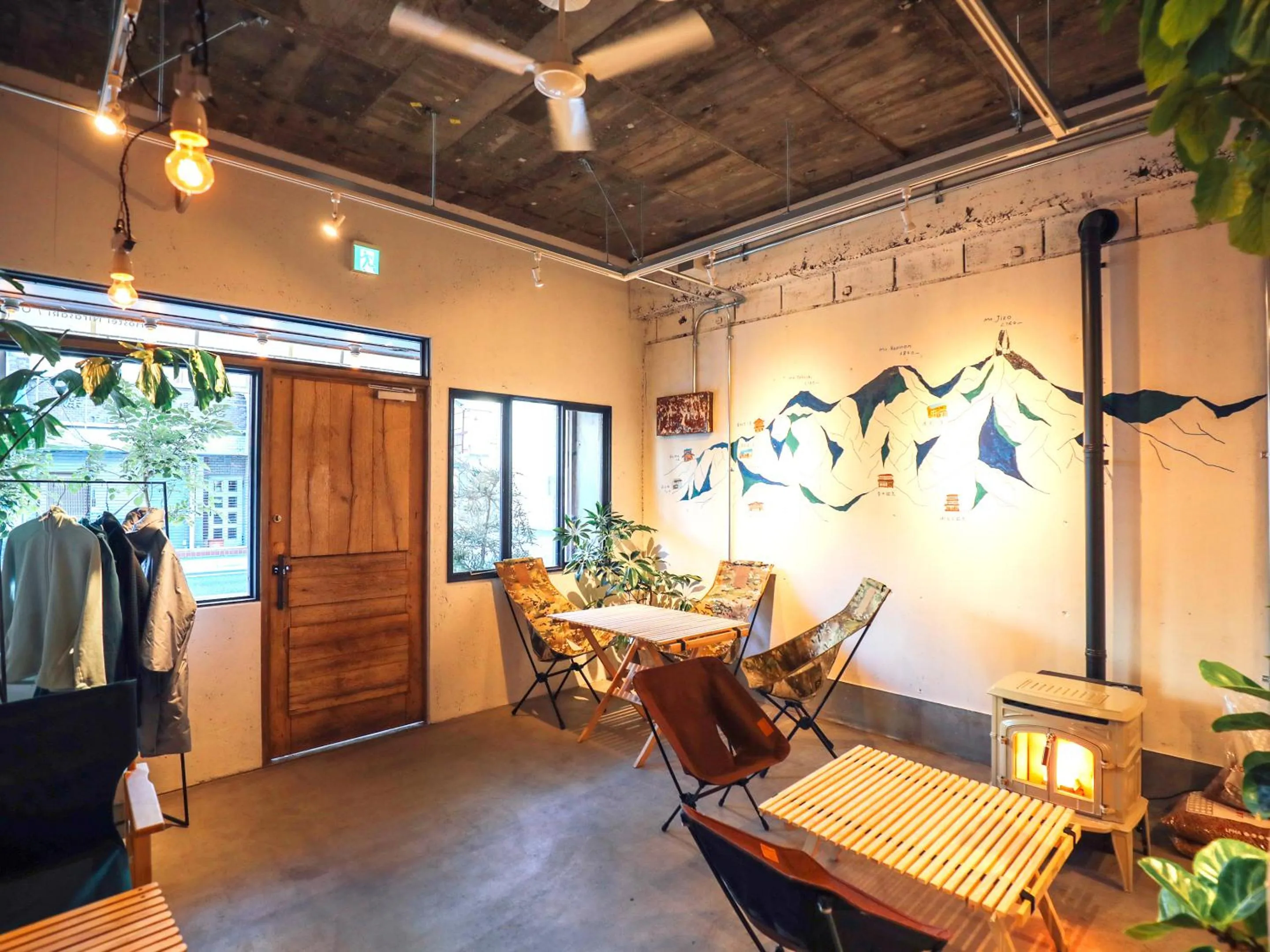 Communal lounge/ TV room in chAho Hostel Nirasaki / Outdoor Base