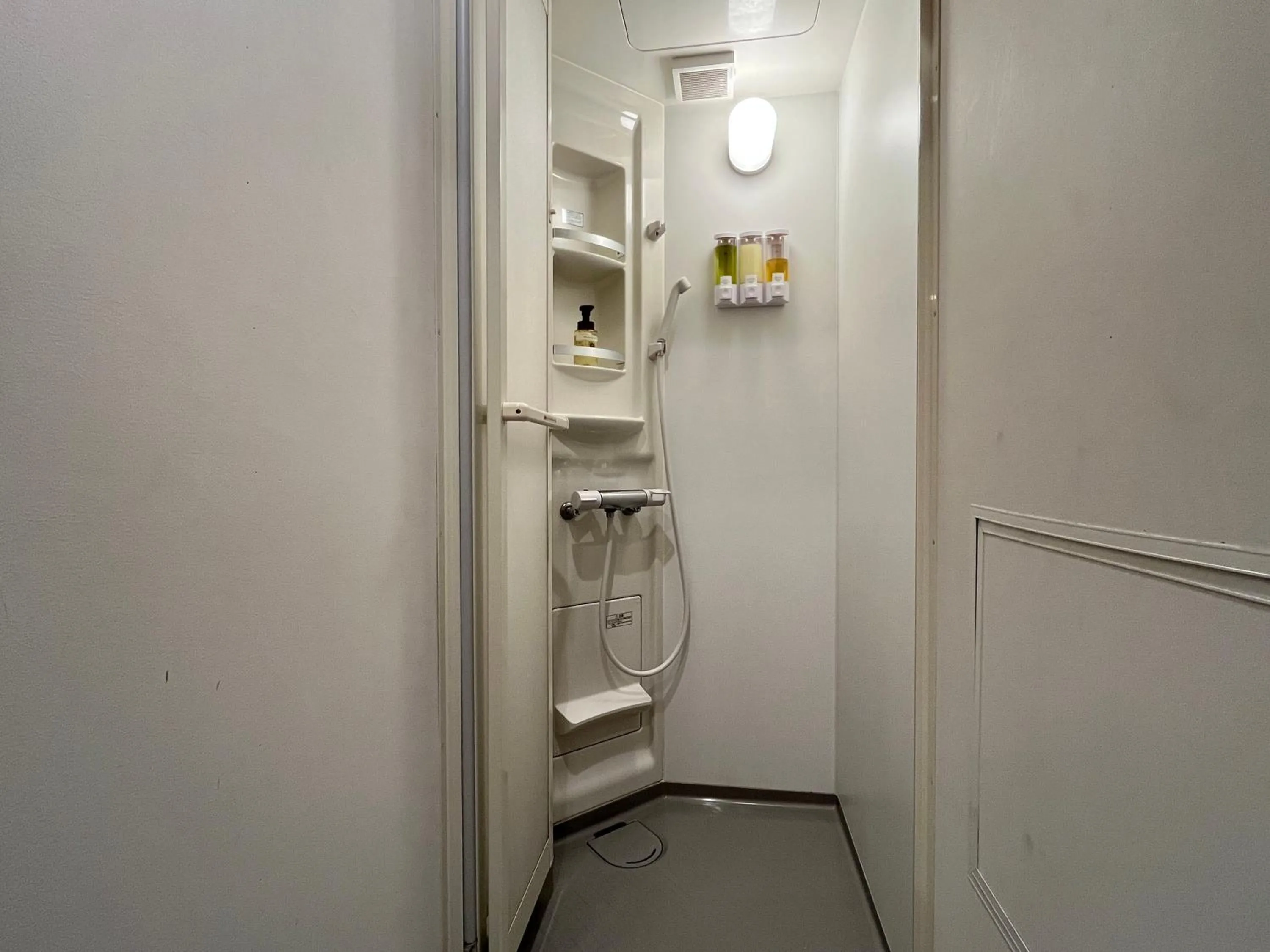 Shower in nirasakiyaSTAY