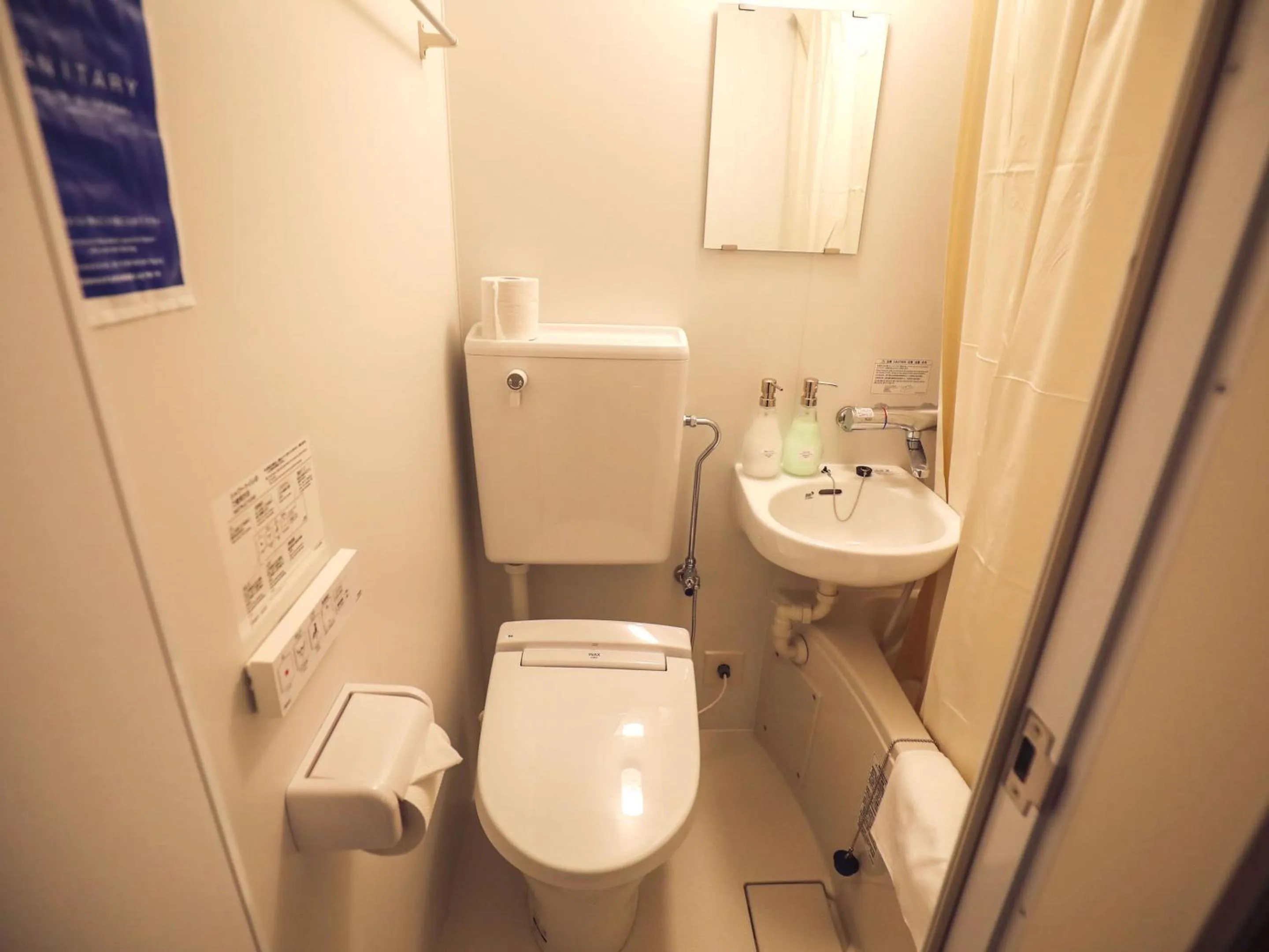 Shower in chAho Hostel Nirasaki / Outdoor Base