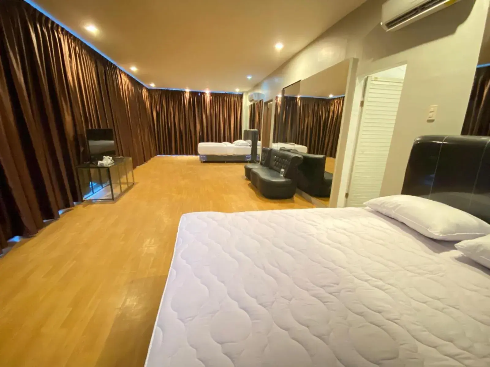 Bed in De'Tonga Hotel Bed in De'Tonga Hotel