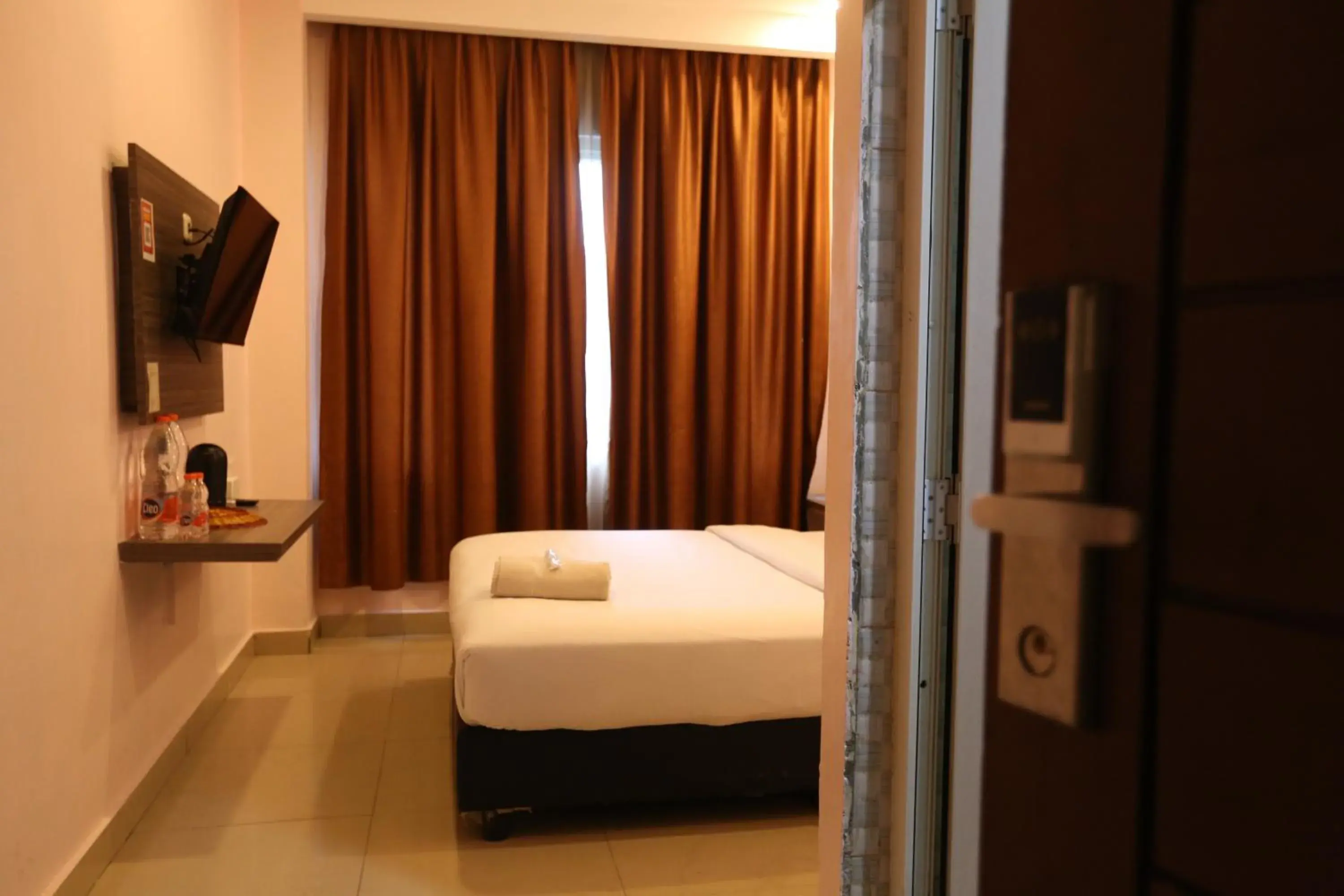 Bed in De'Tonga Hotel Bed in De'Tonga Hotel