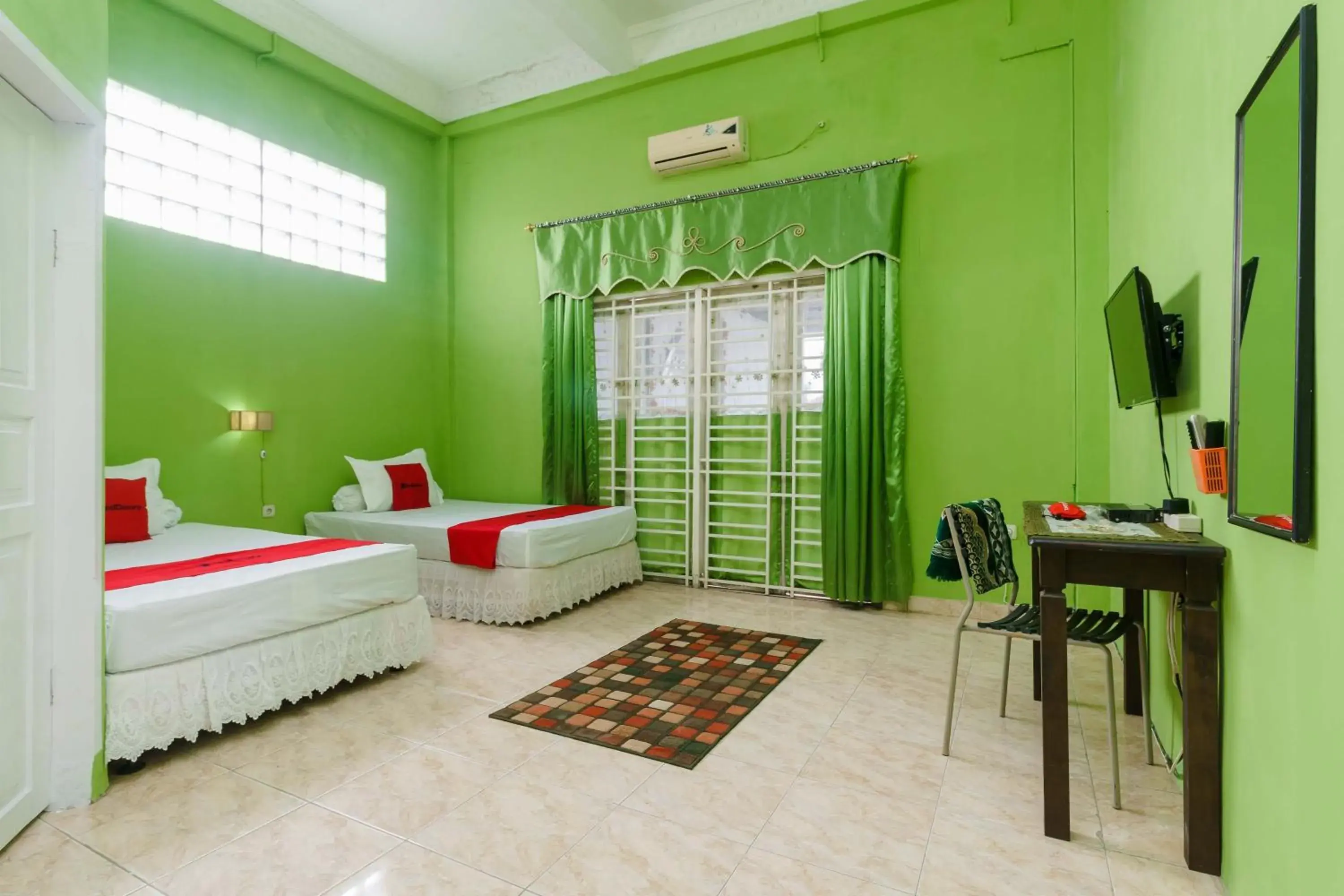 Bed in RedDoorz Syariah near Museum Tsunami Aceh 2 Bed in RedDoorz Syariah near Museum Tsunami Aceh 2