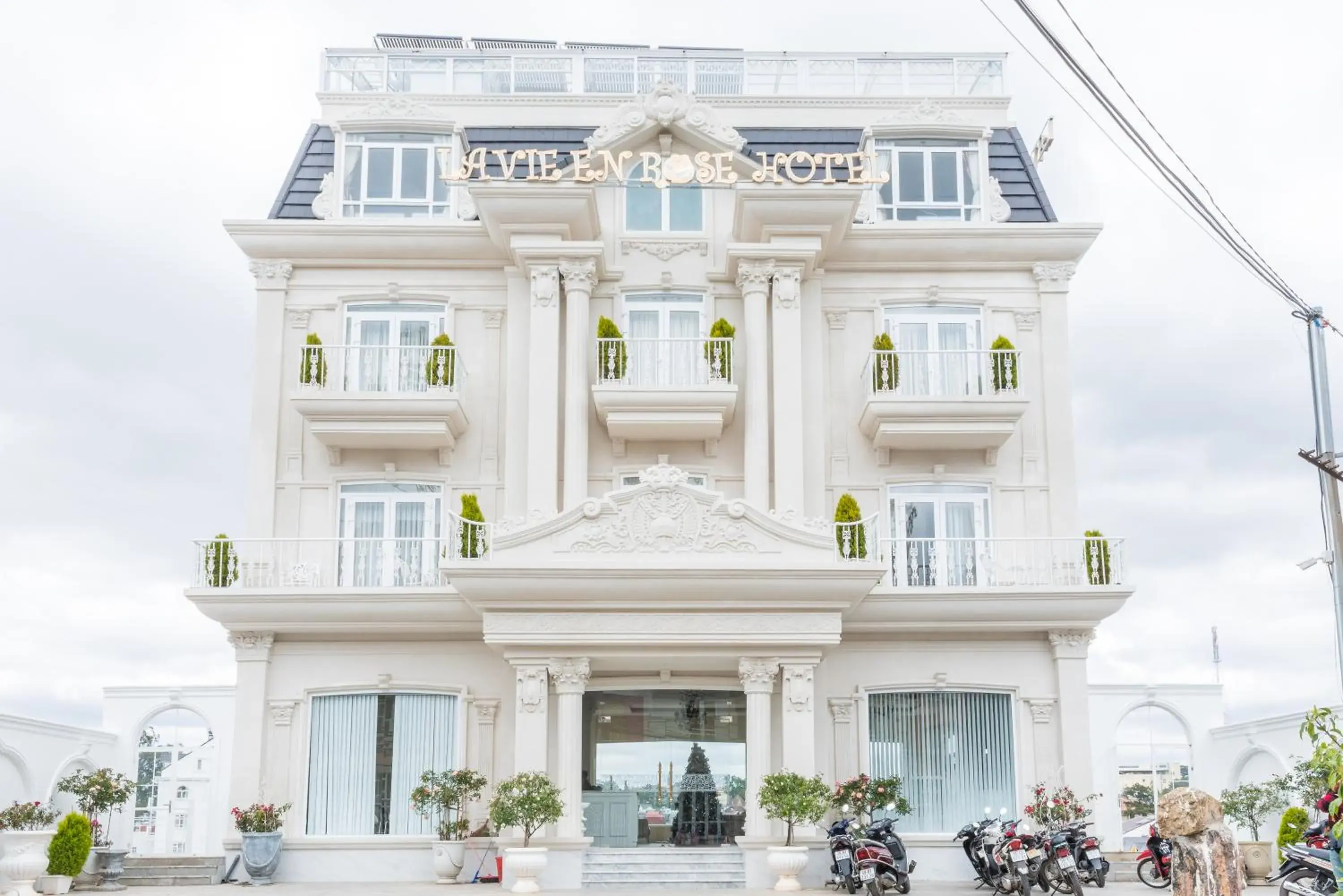 Property building in La Vie En Rose Villa Property building in La Vie En Rose Villa