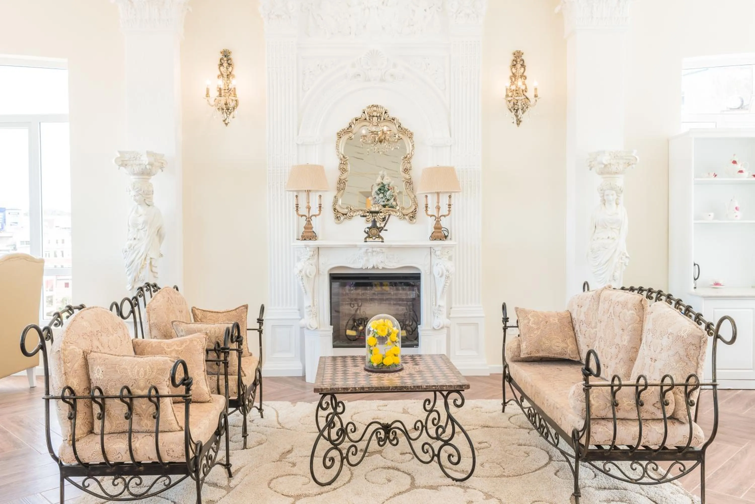Living room in La Vie En Rose Villa