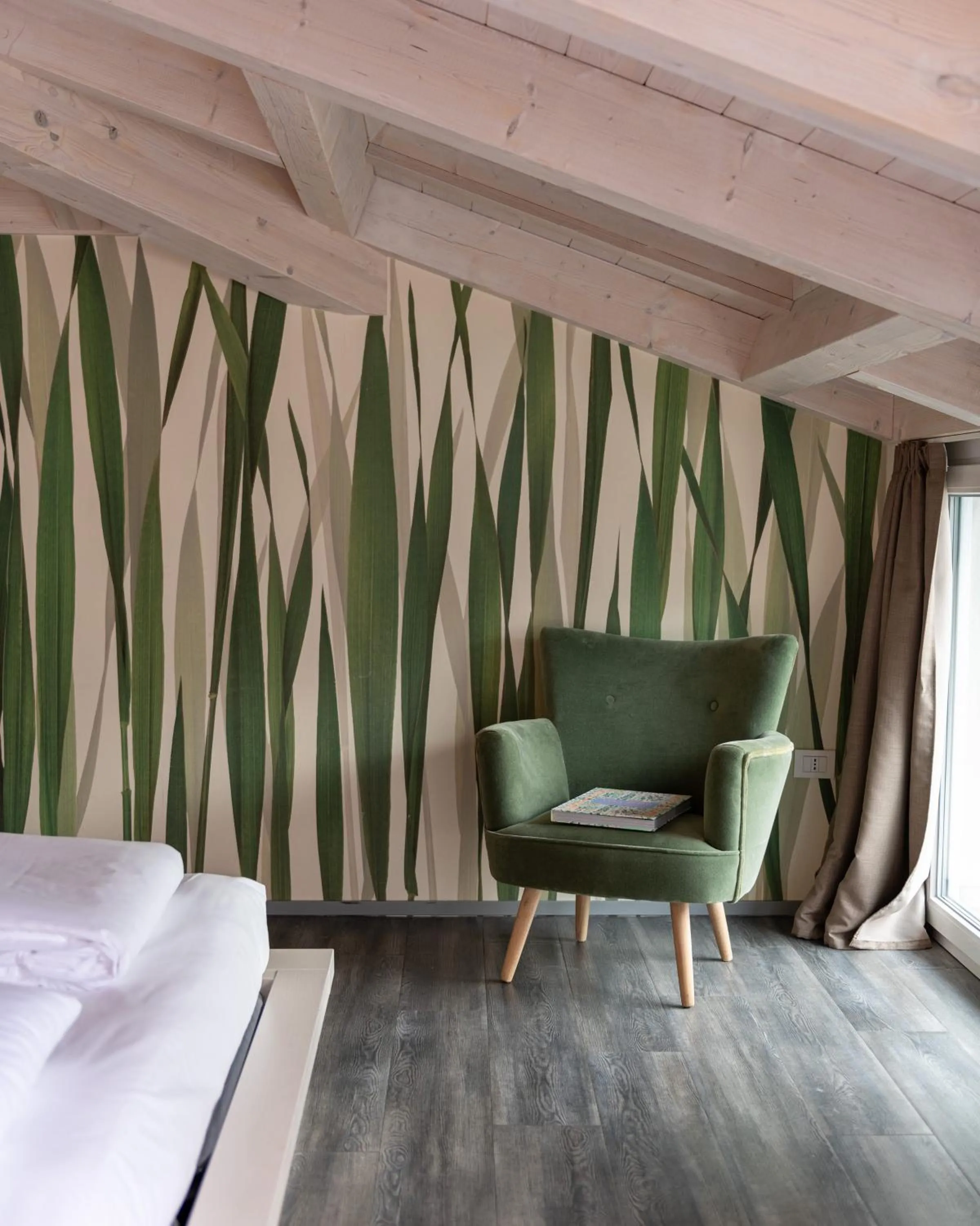 Bedroom, Bed in Hotel Baia Azzurra - Lake Front