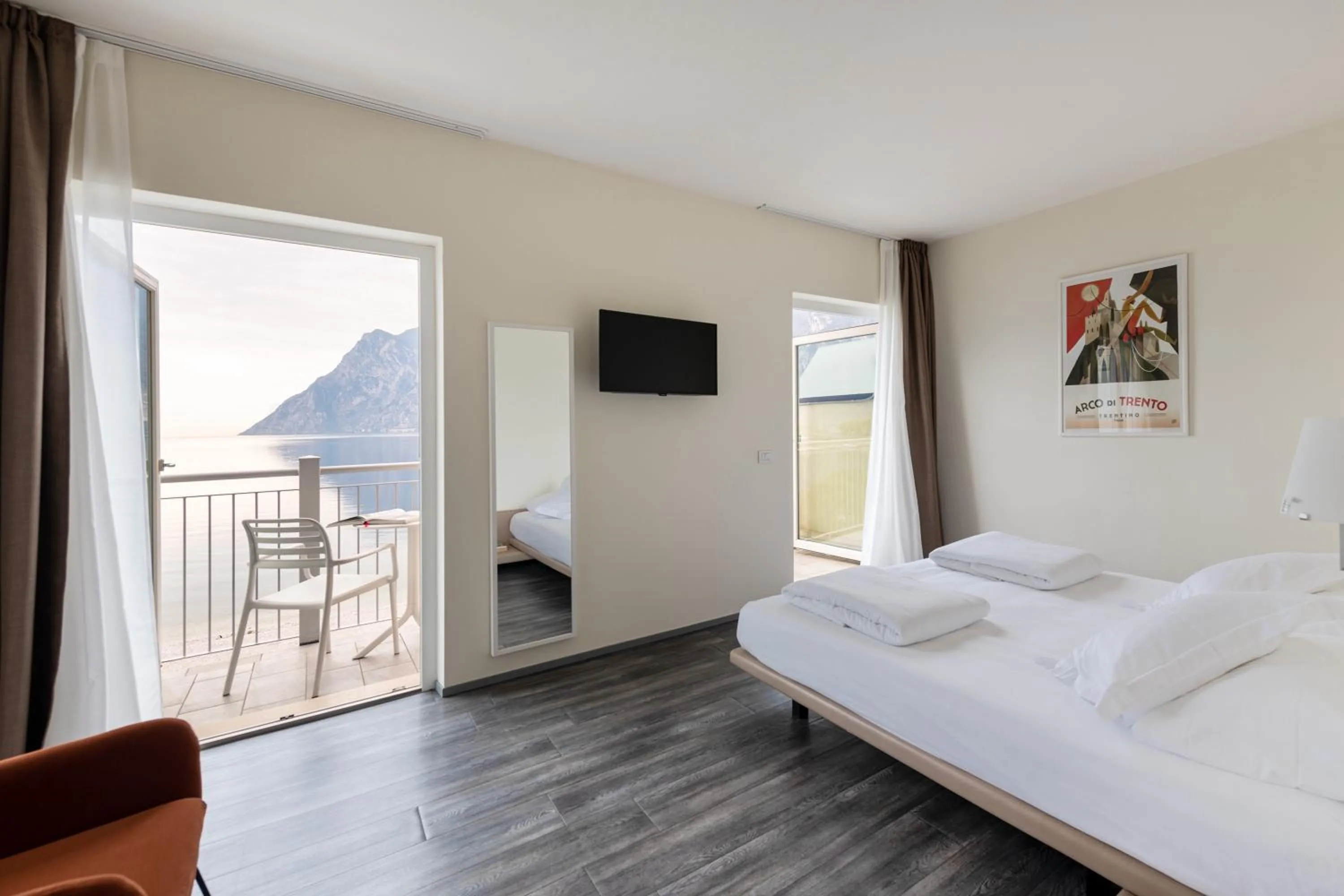 Bedroom, Bed in Hotel Baia Azzurra - Lake Front