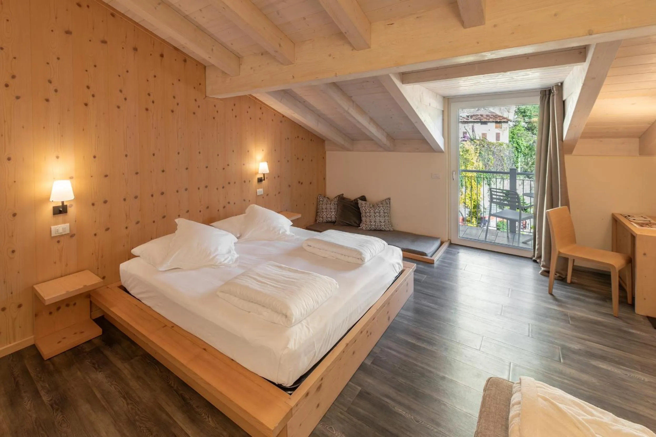 Bedroom, Bed in Hotel Baia Azzurra - Lake Front