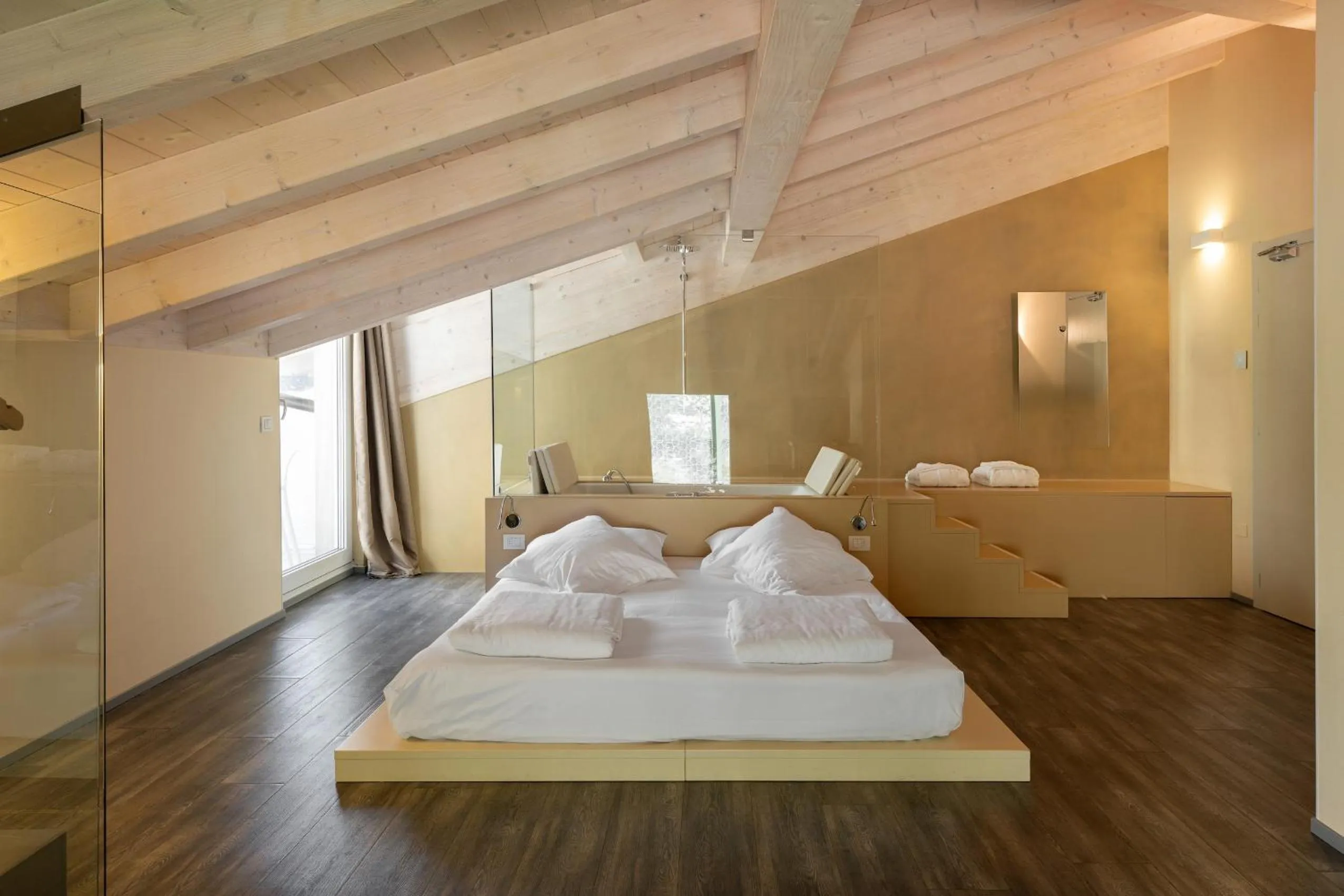 Bedroom, Bed in Hotel Baia Azzurra - Lake Front
