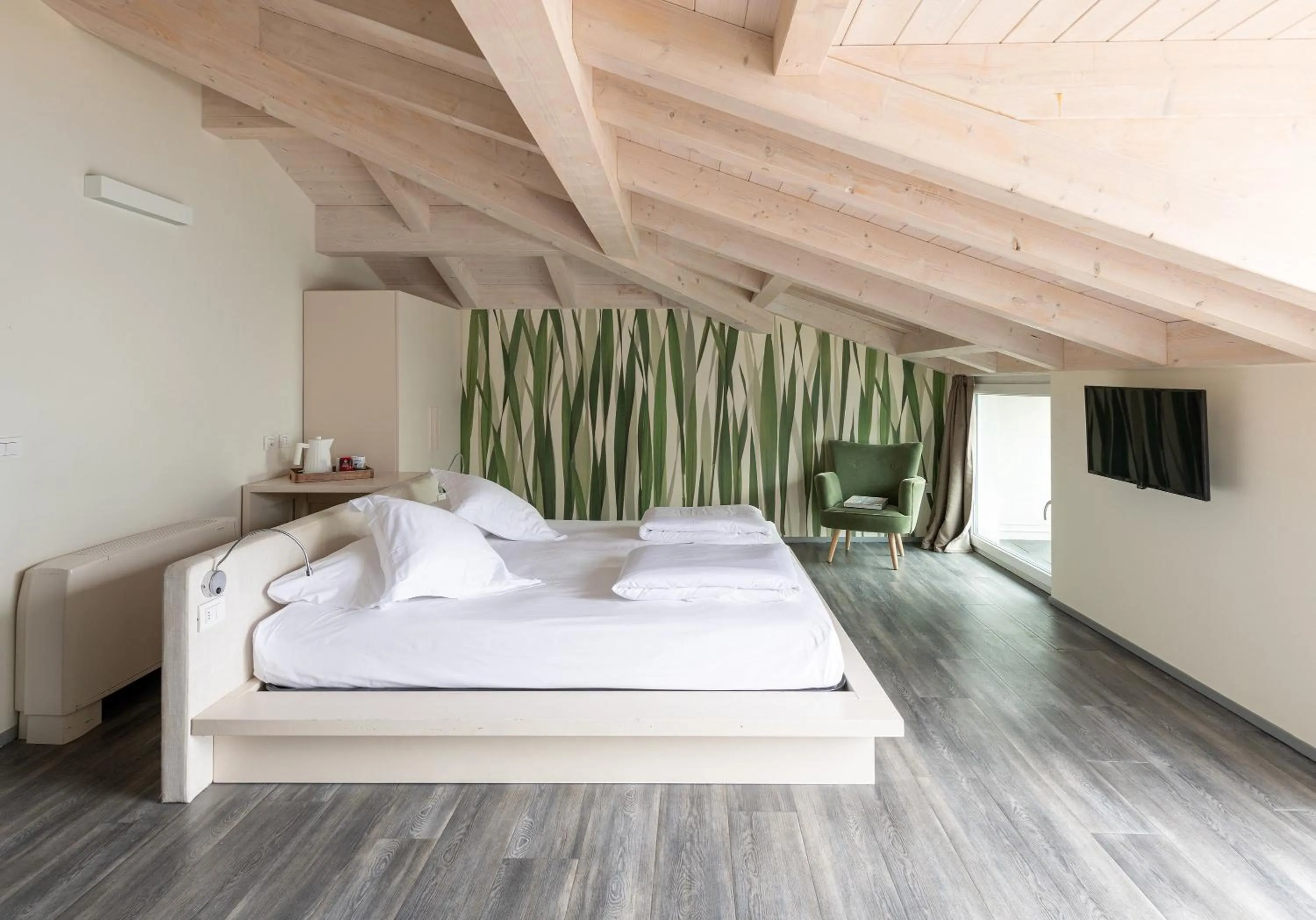 Bedroom, Bed in Hotel Baia Azzurra - Lake Front