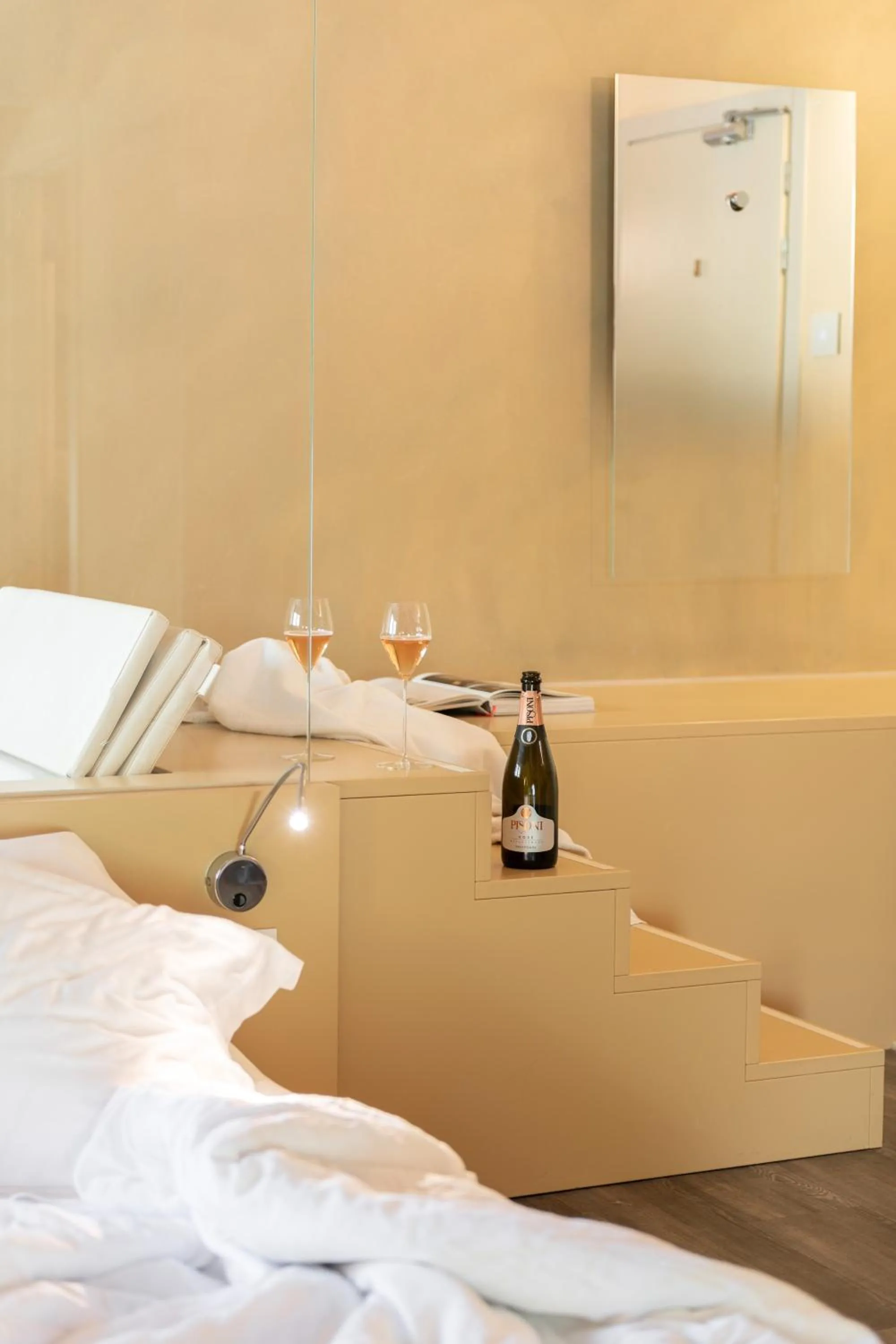 Bed in Hotel Baia Azzurra - Lake Front