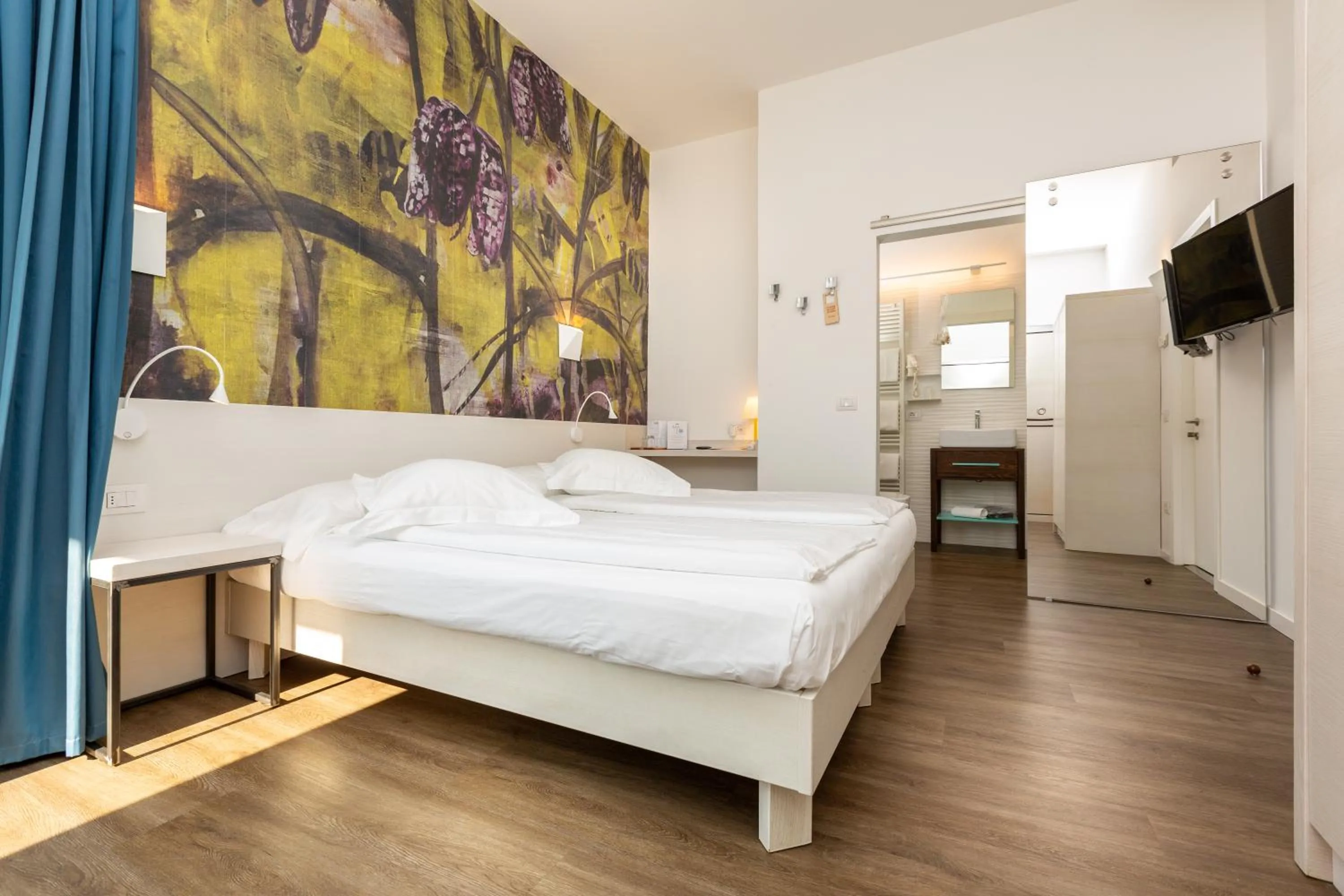 Photo of the whole room, Bed in Hotel Baia Azzurra - Lake Front