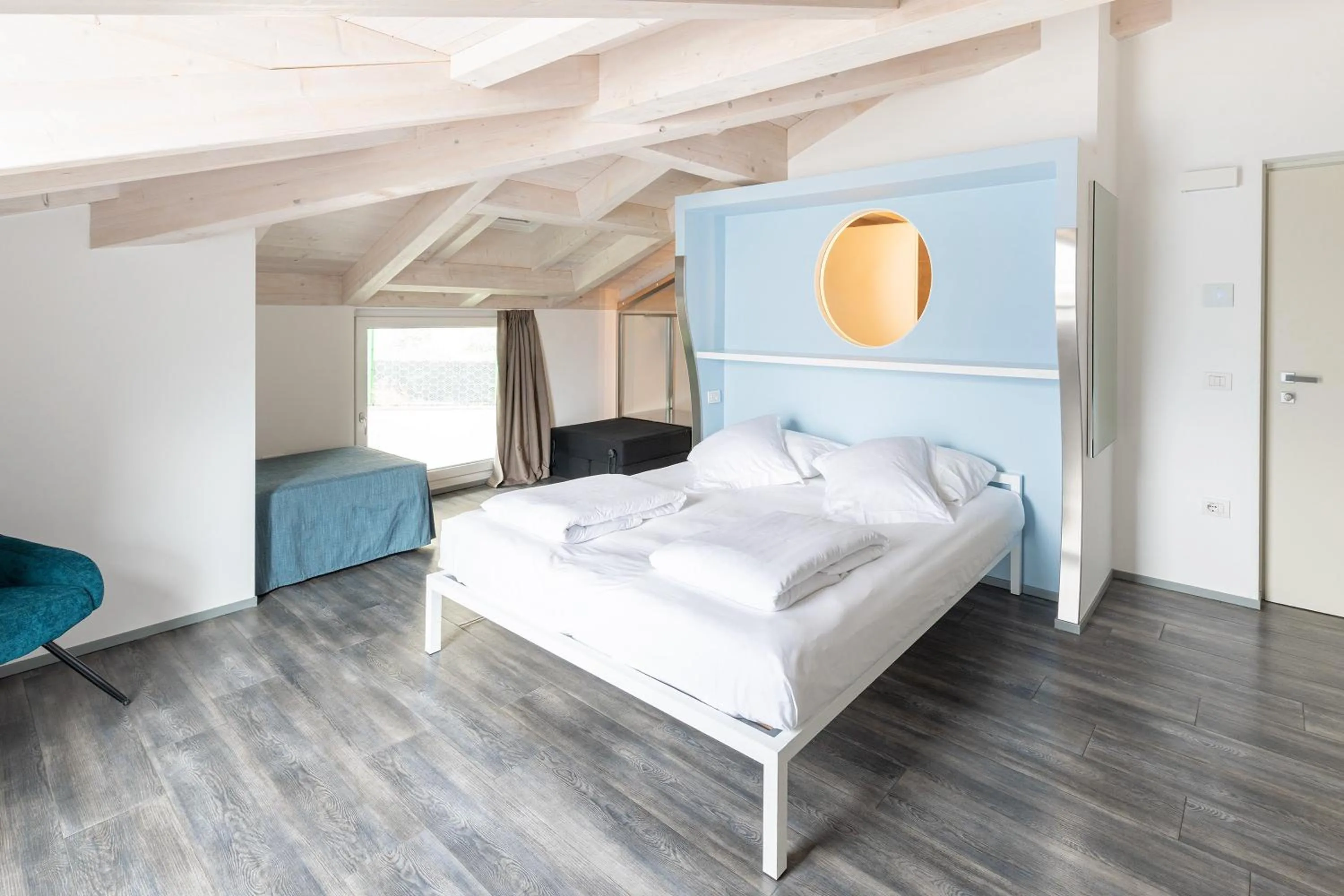 Bedroom, Bed in Hotel Baia Azzurra - Lake Front