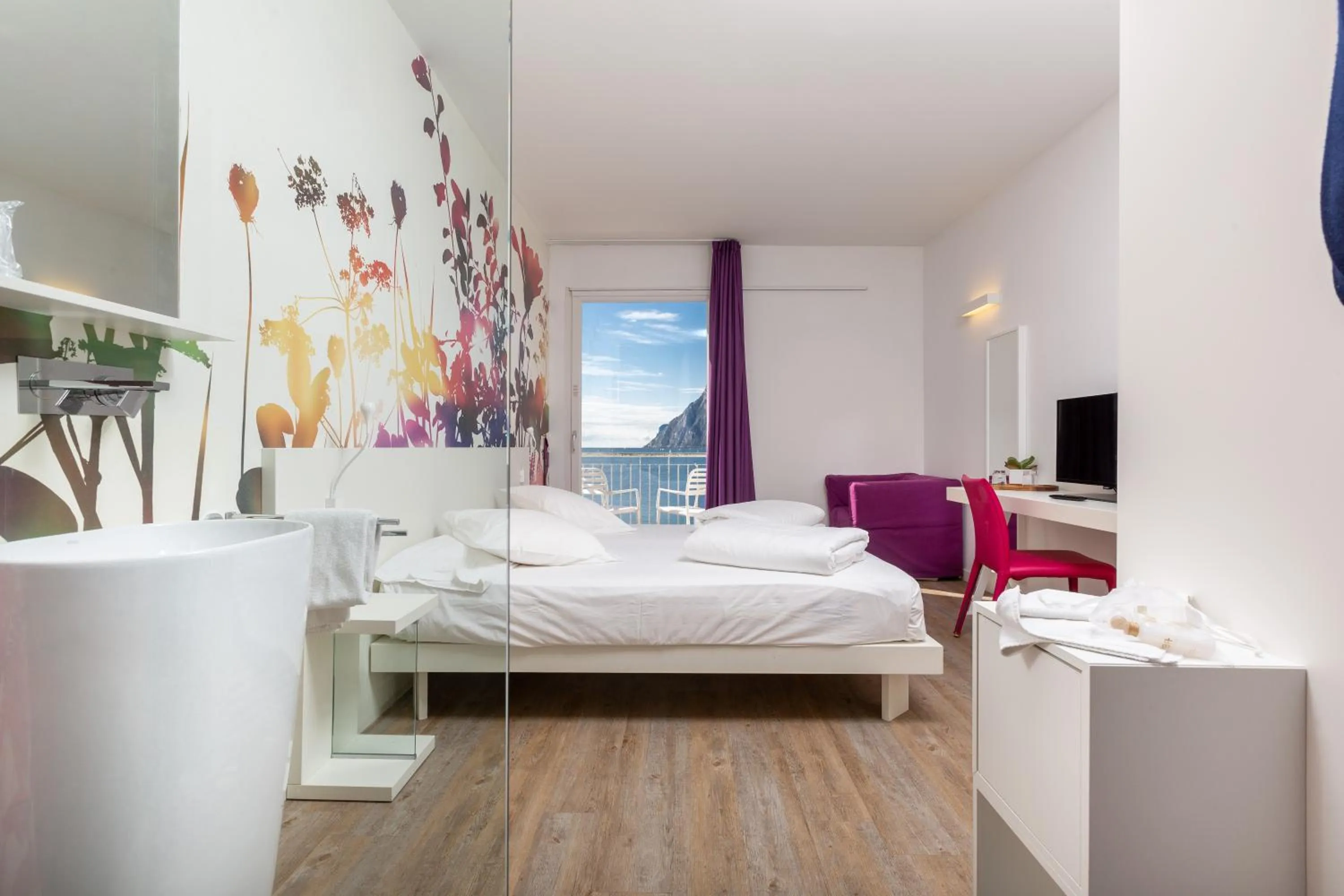 Bathroom, Bed in Hotel Baia Azzurra - Lake Front