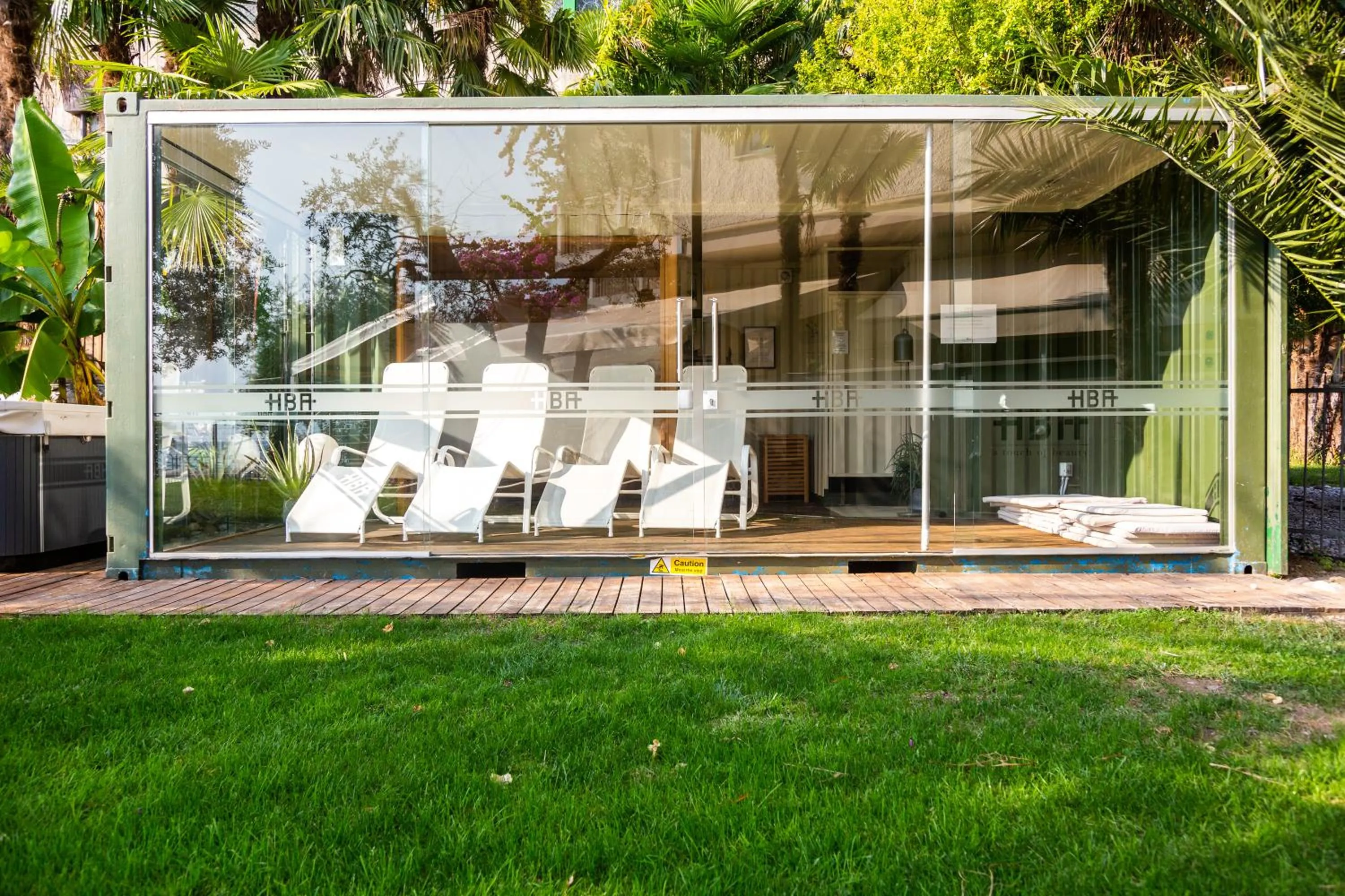 Garden in Hotel Baia Azzurra - Lake Front